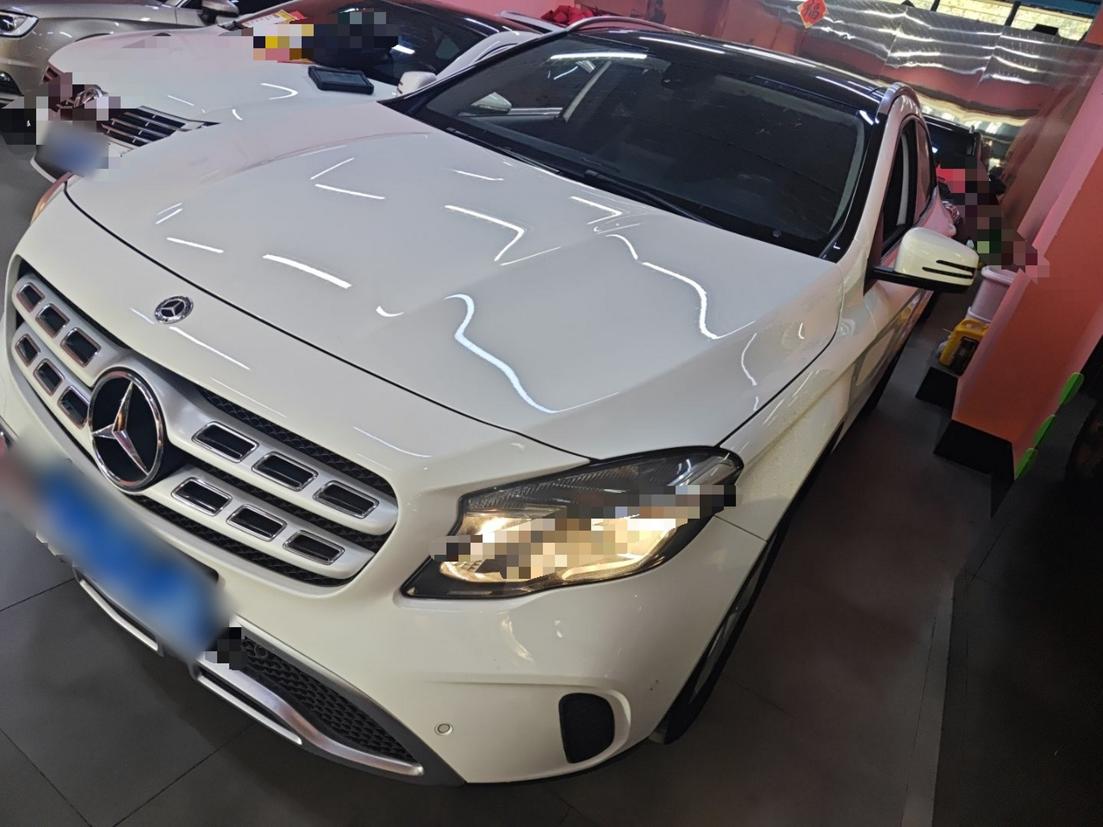 تحت مقدمة السيارة