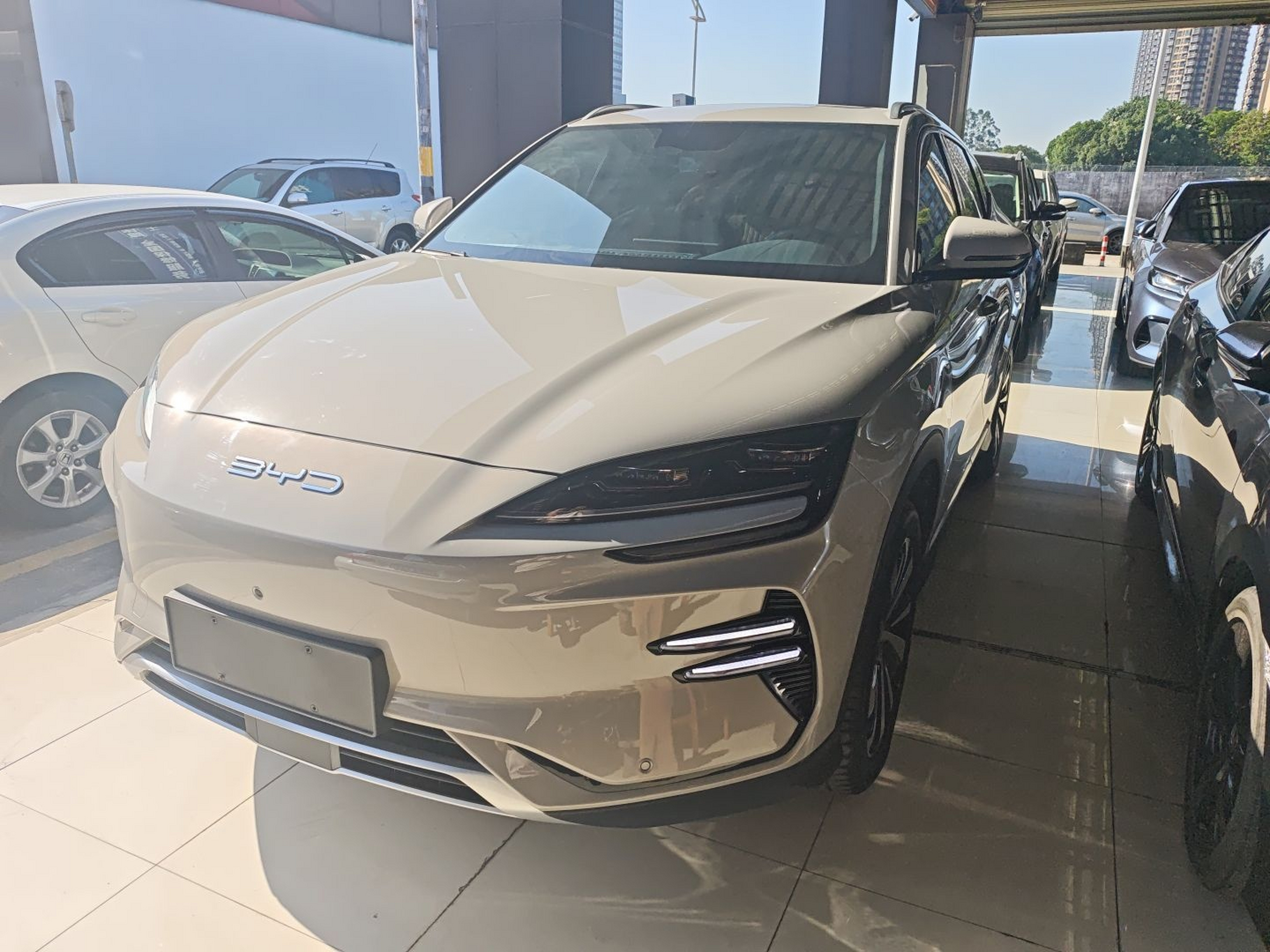 Под передней частью автомобиля