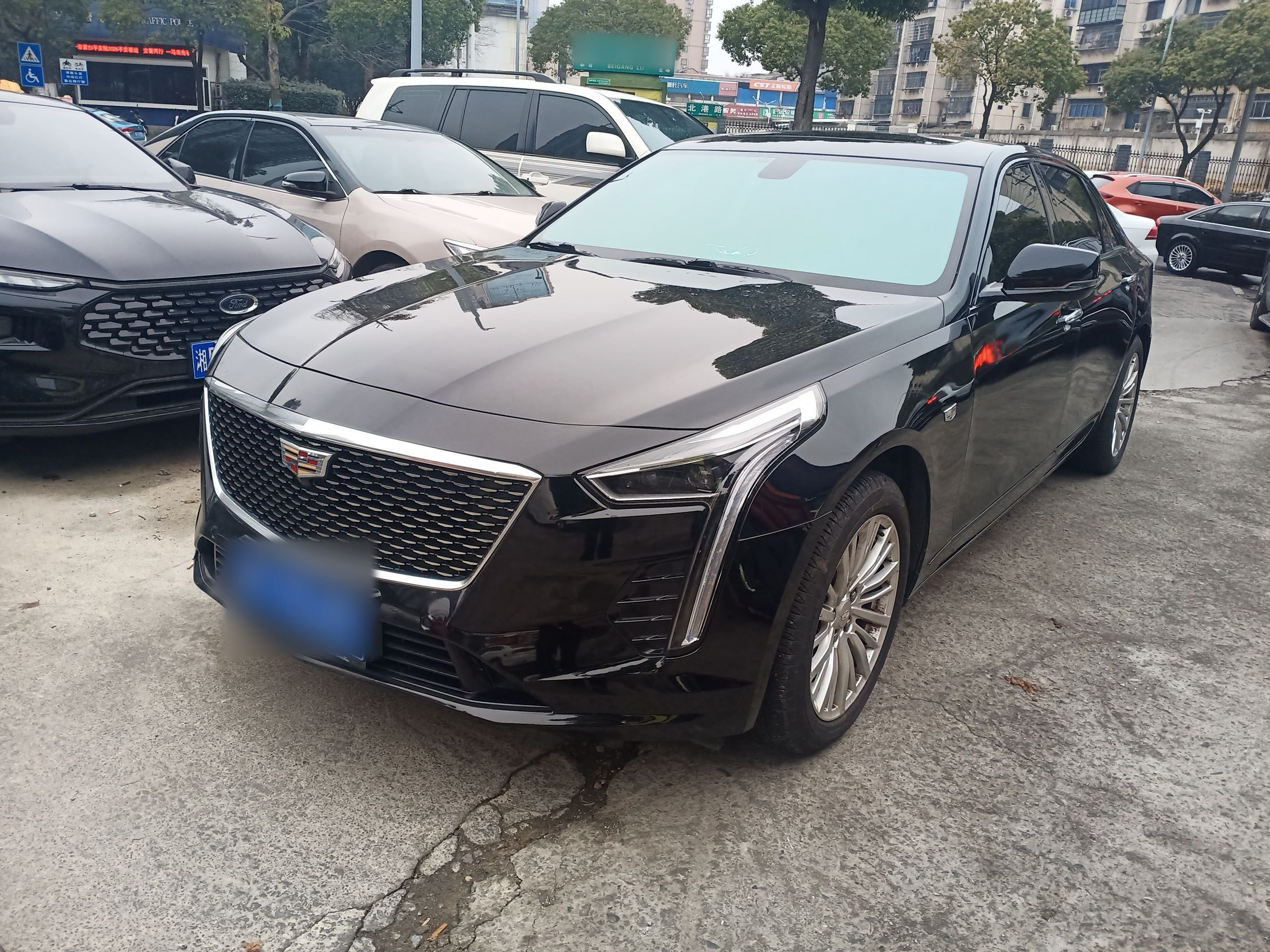 Под передней частью автомобиля