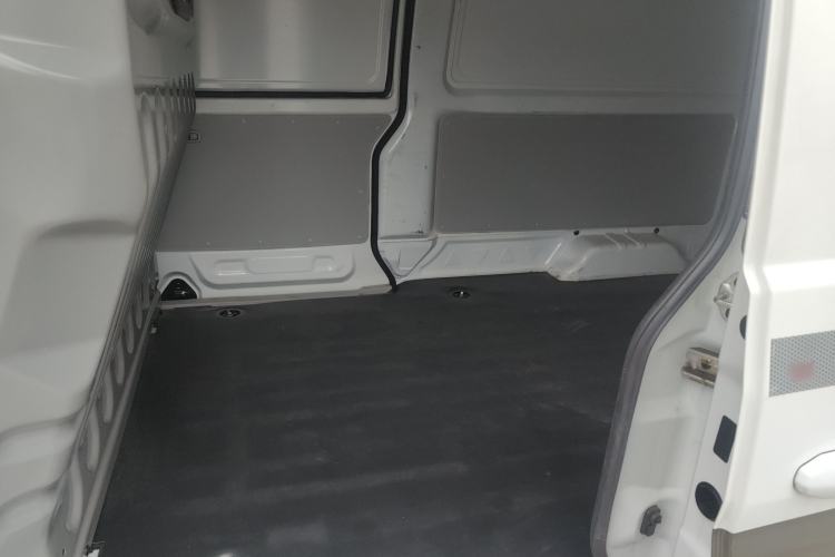 Used Jinbei New Hiace X30L 2024 Champion Edition Van 2/5 Seats Front-Mounted Air Conditioning