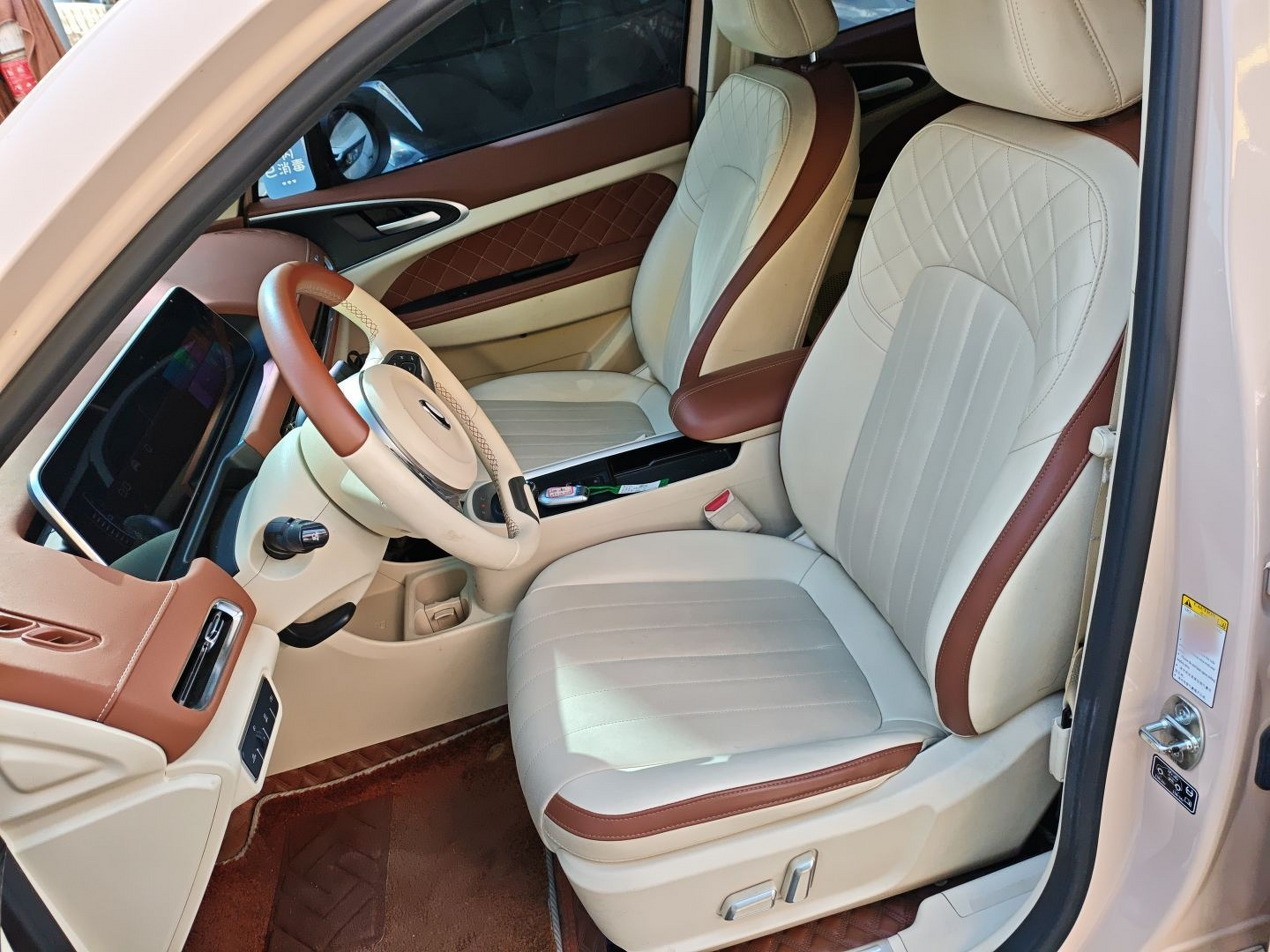 المقاعد الأمامية داخل السيارة