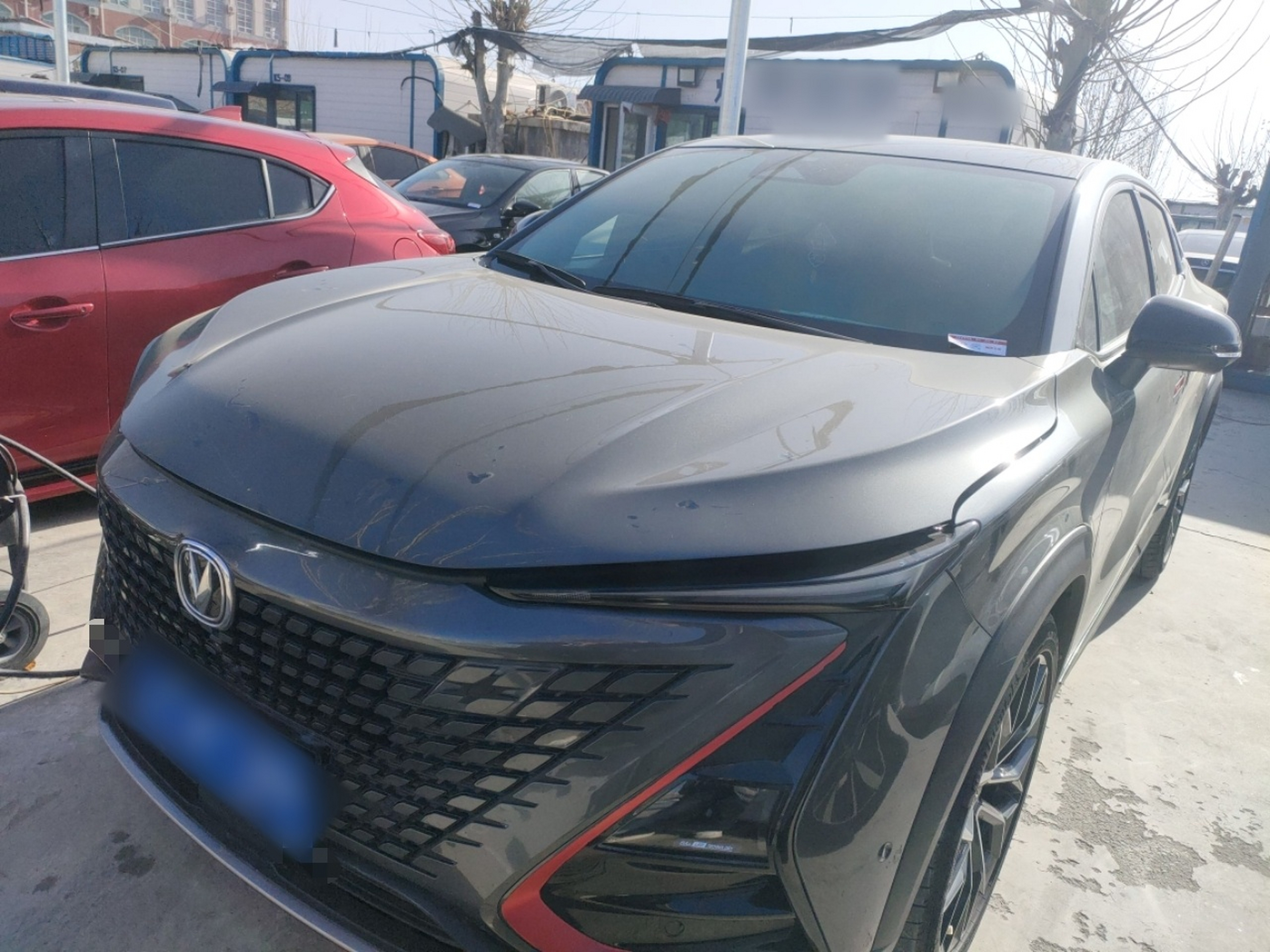 تحت مقدمة السيارة