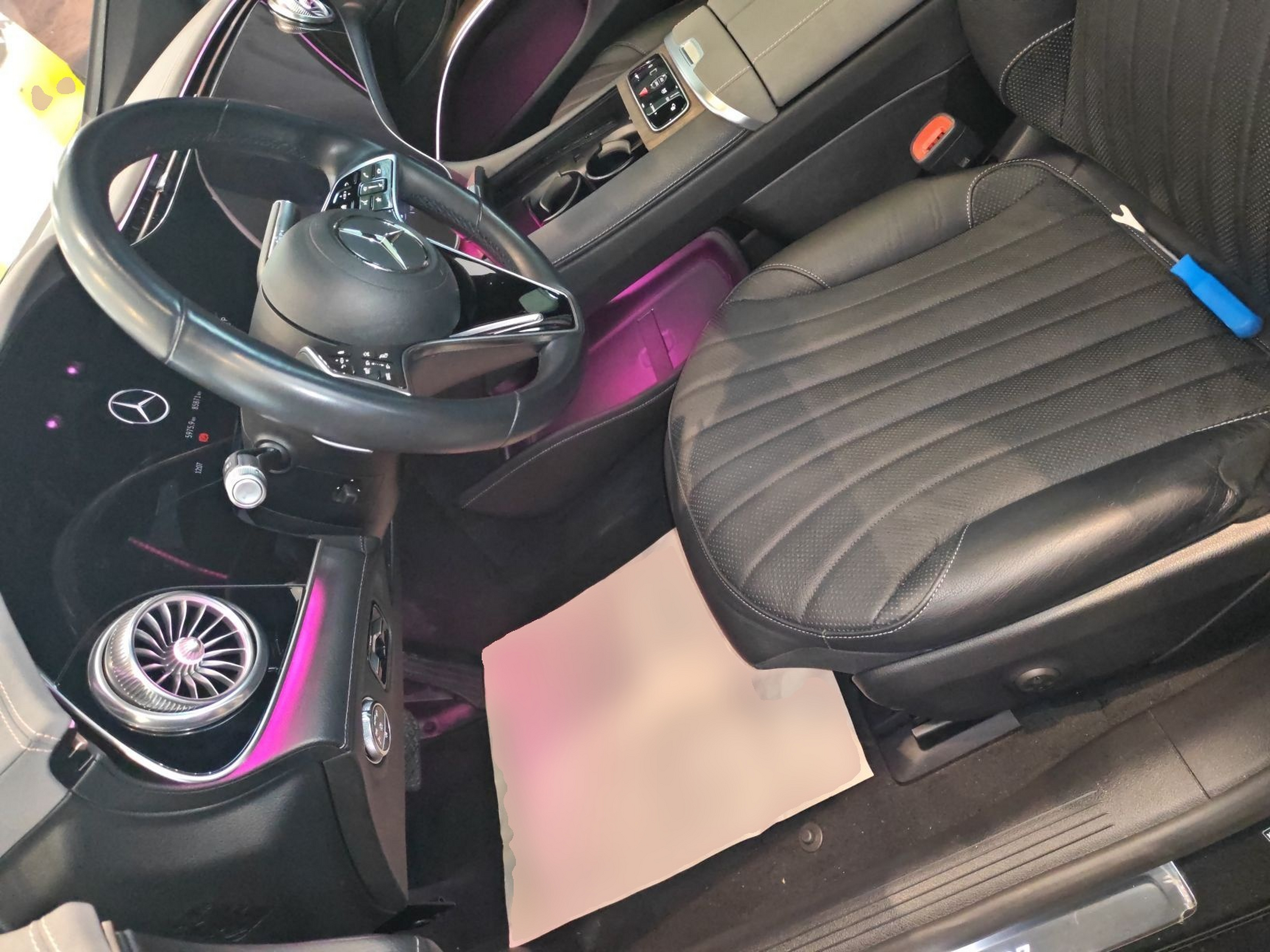 المقاعد الأمامية داخل السيارة