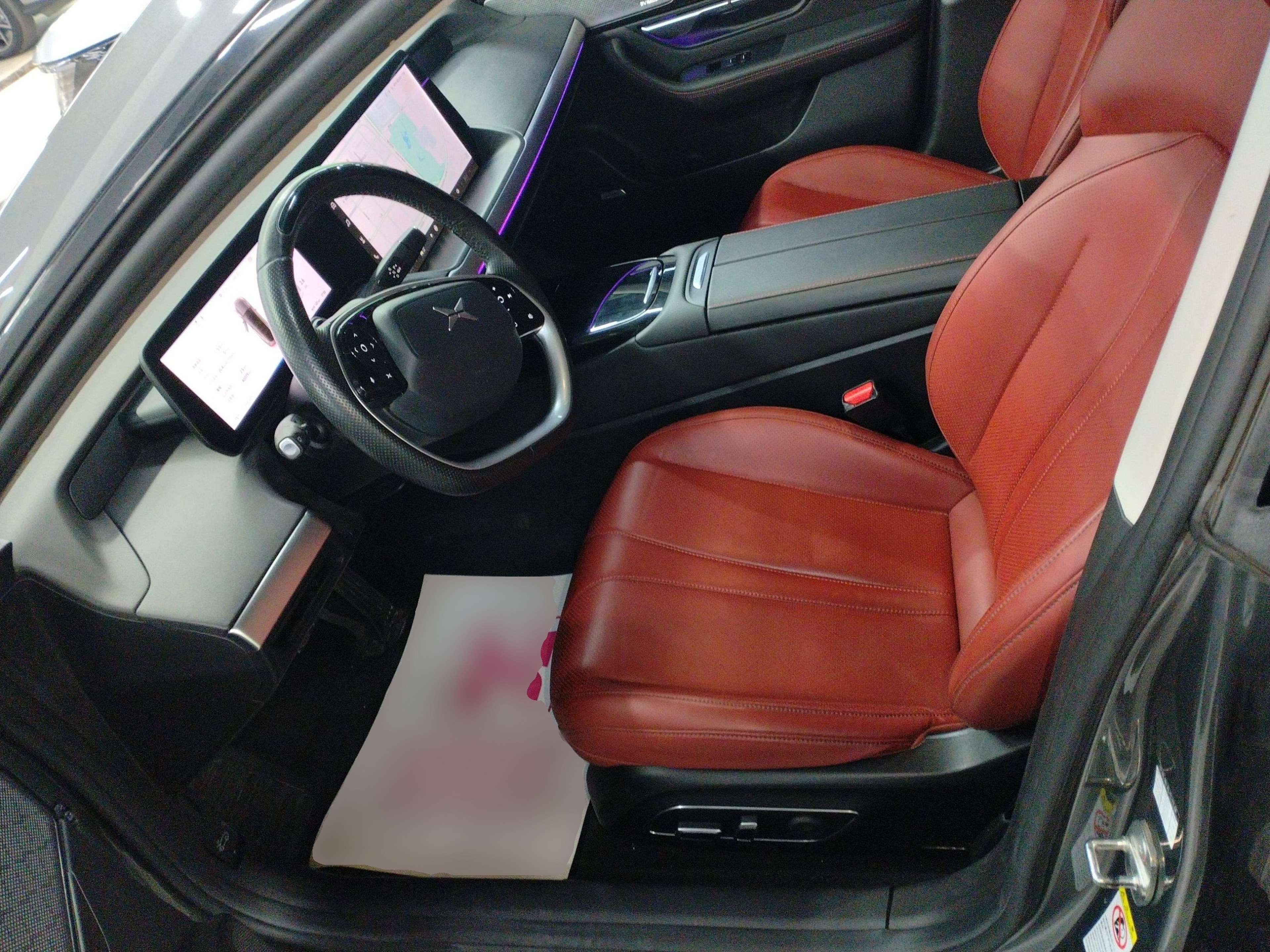 المقاعد الأمامية داخل السيارة