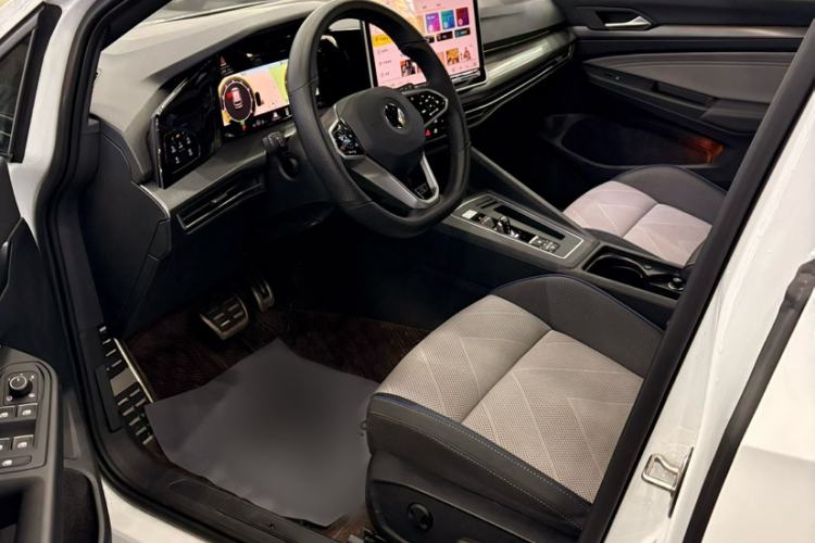 Used Volkswagen Golf 2025 300TSI R-Line
