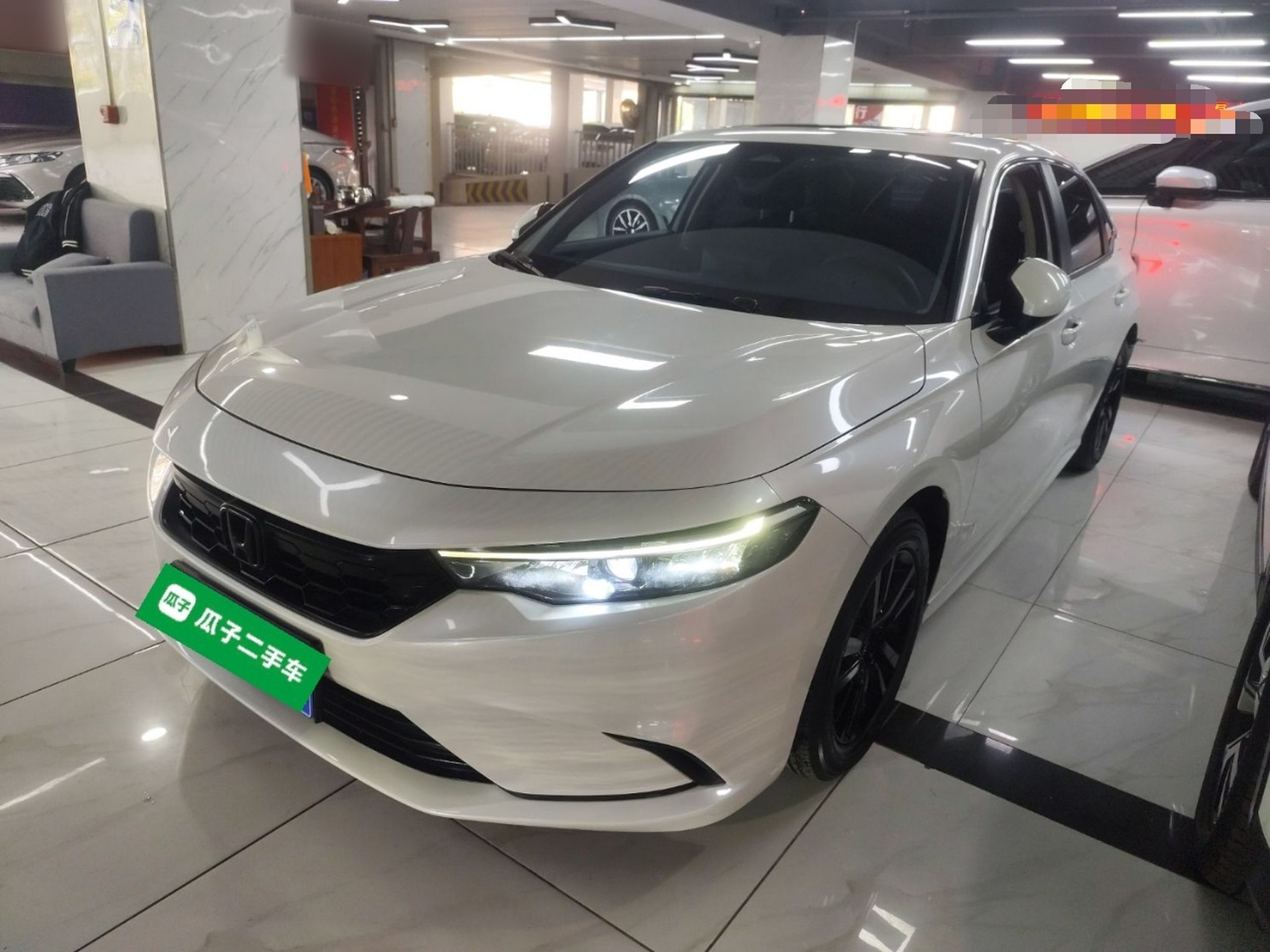 تحت مقدمة السيارة