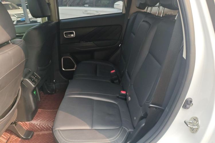 Used Mitsubishi Outlander 2019 2.4L 4x4 Zhi Xiang Edition 7 Seats China V Emission Standard
