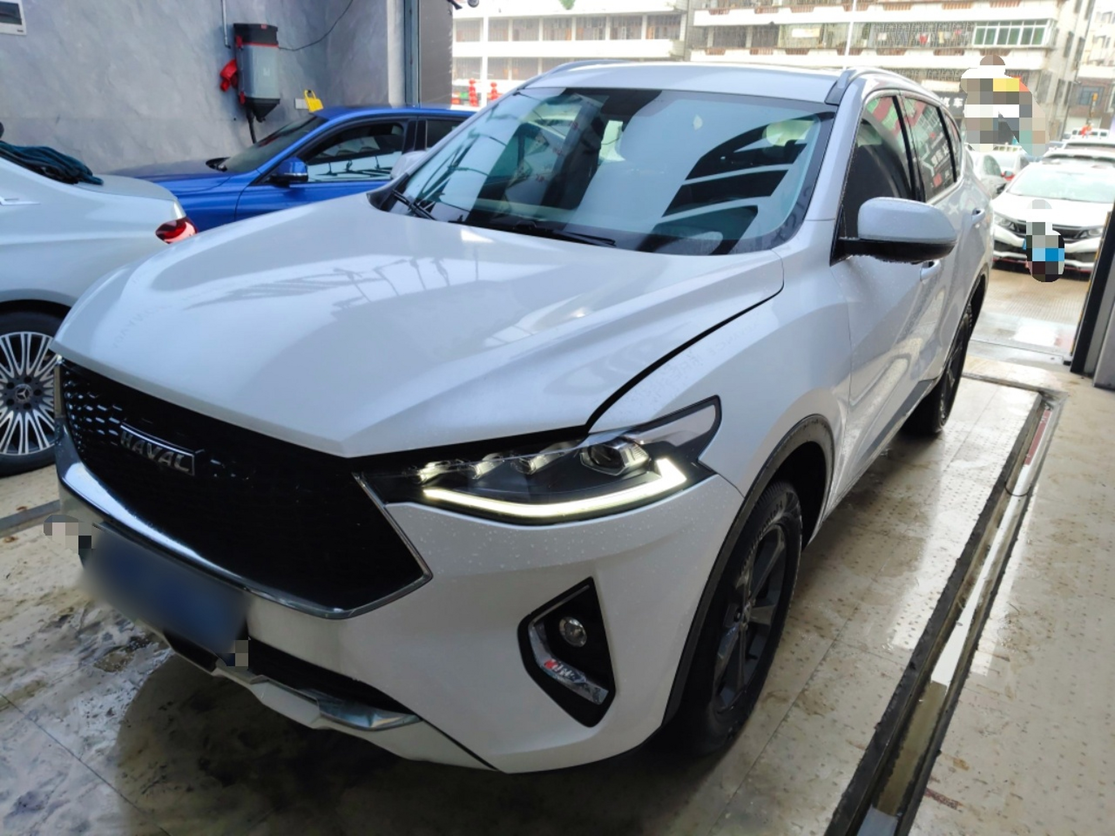 Под передней частью автомобиля