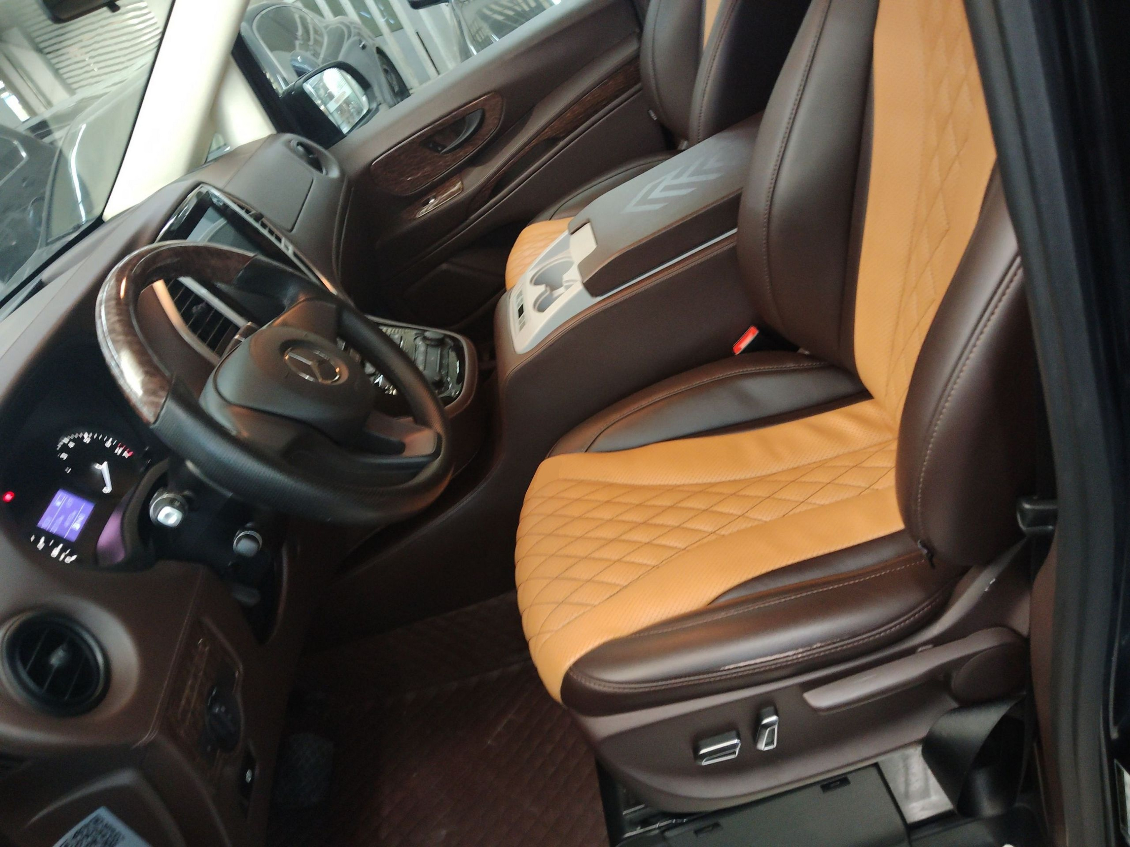 المقاعد الأمامية داخل السيارة