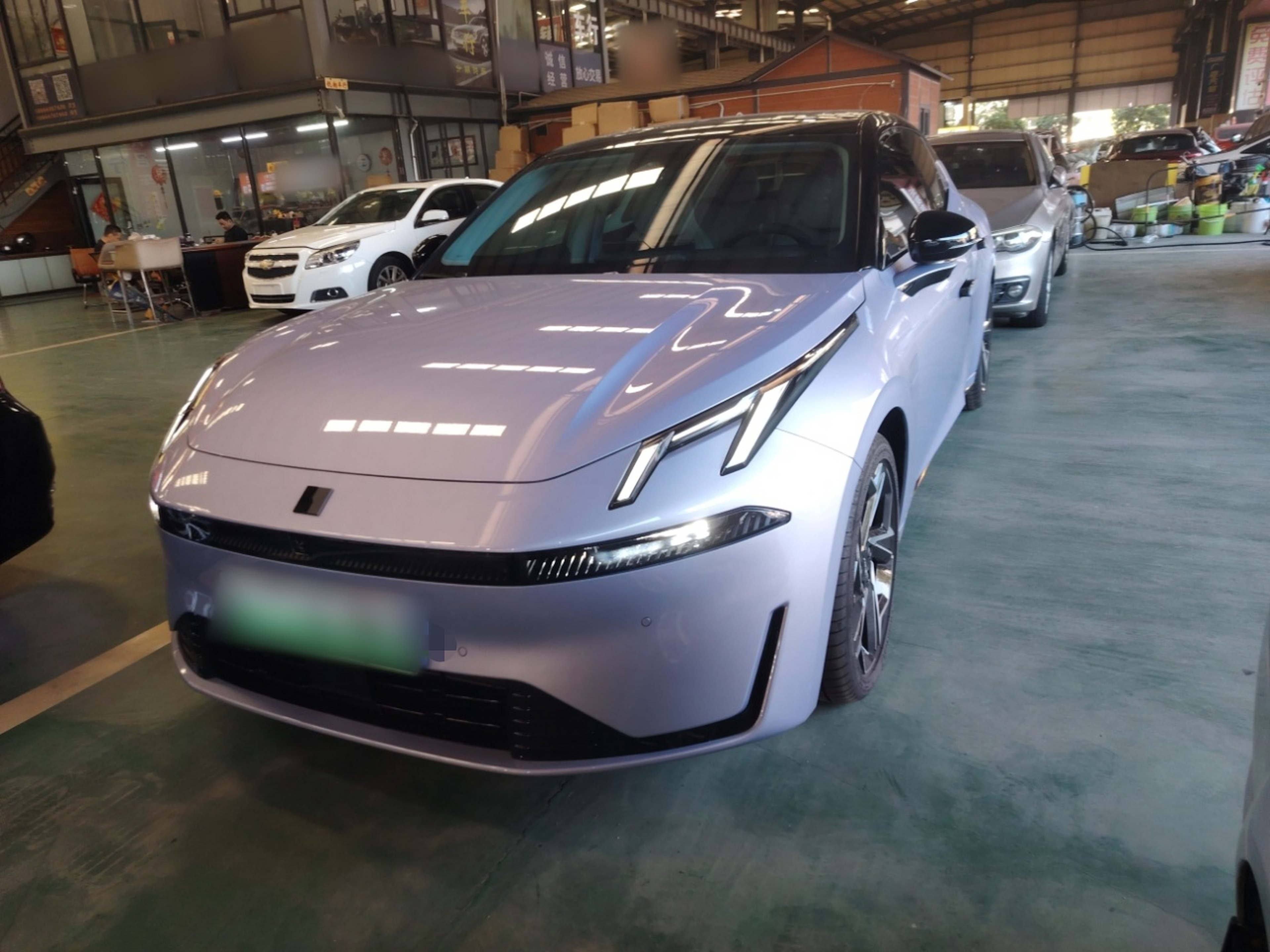 تحت مقدمة السيارة