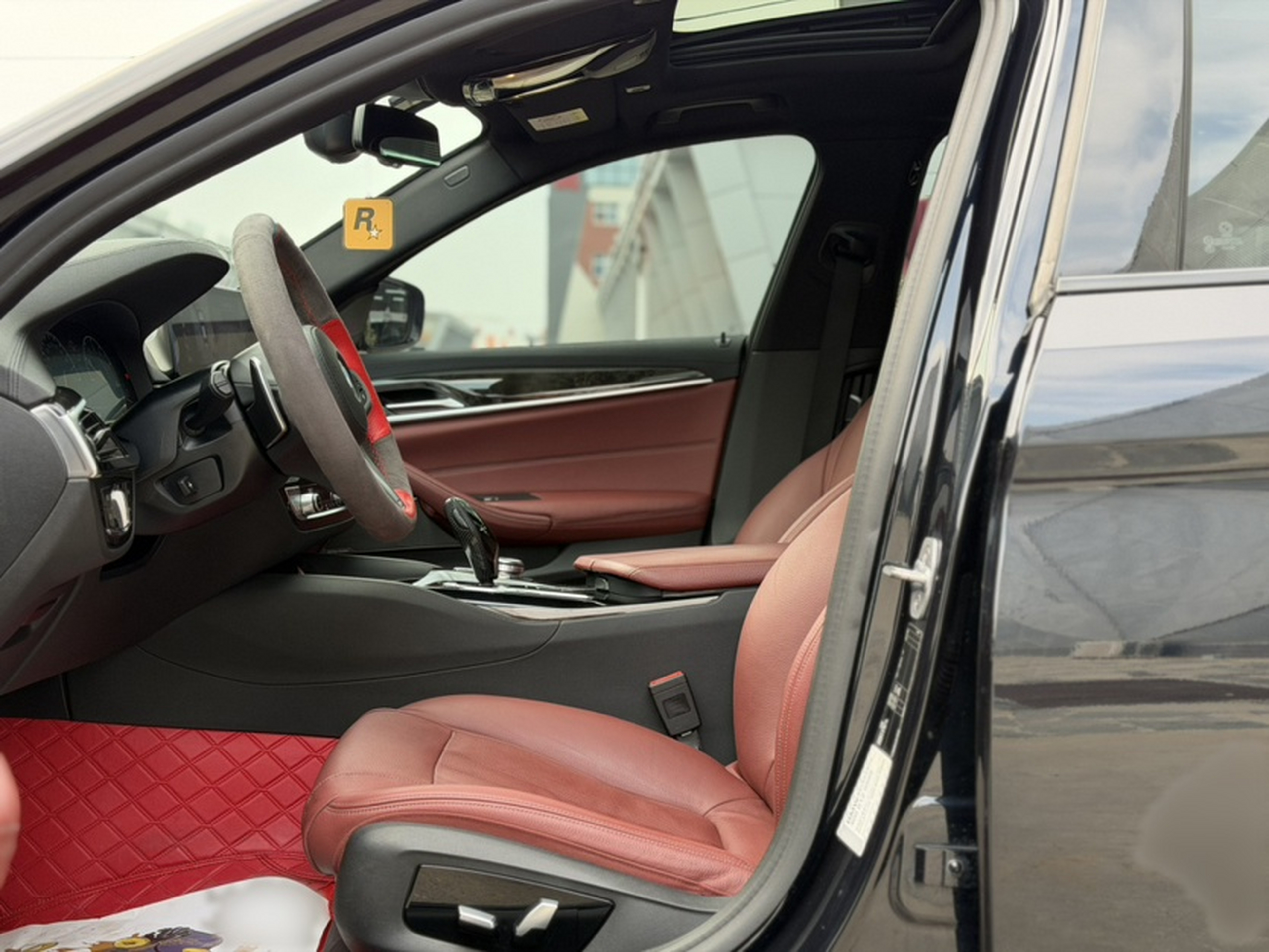 Переднее сиденье в автомобиле