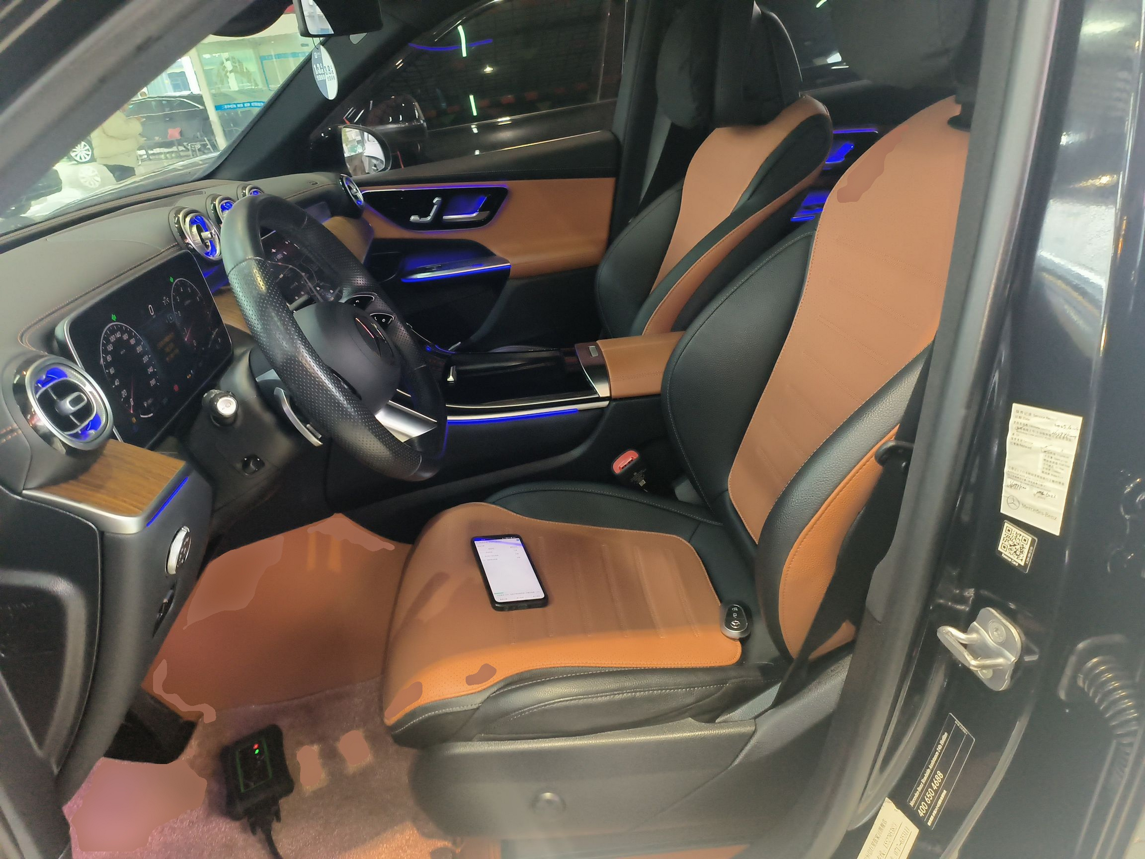 المقاعد الأمامية داخل السيارة