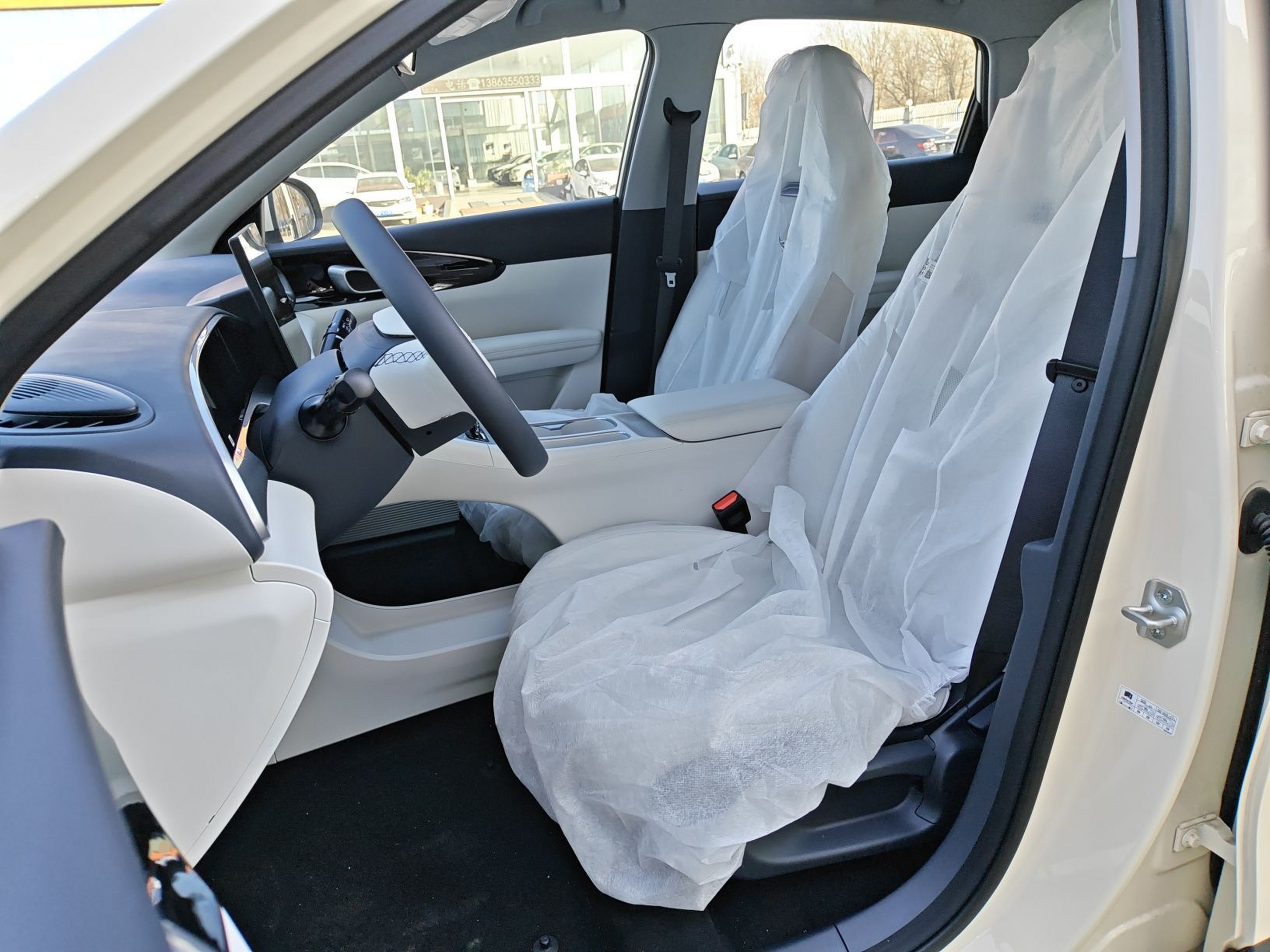 المقاعد الأمامية داخل السيارة