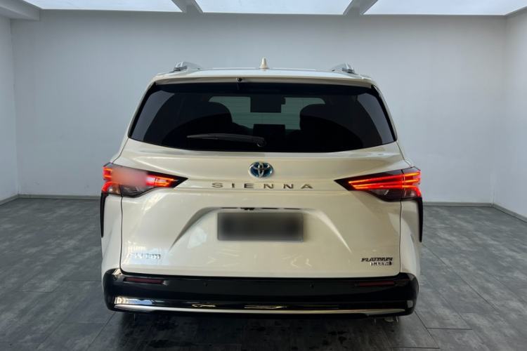 Used Toyota Sienna 2023 2.5L Hybrid Platinum Edition
