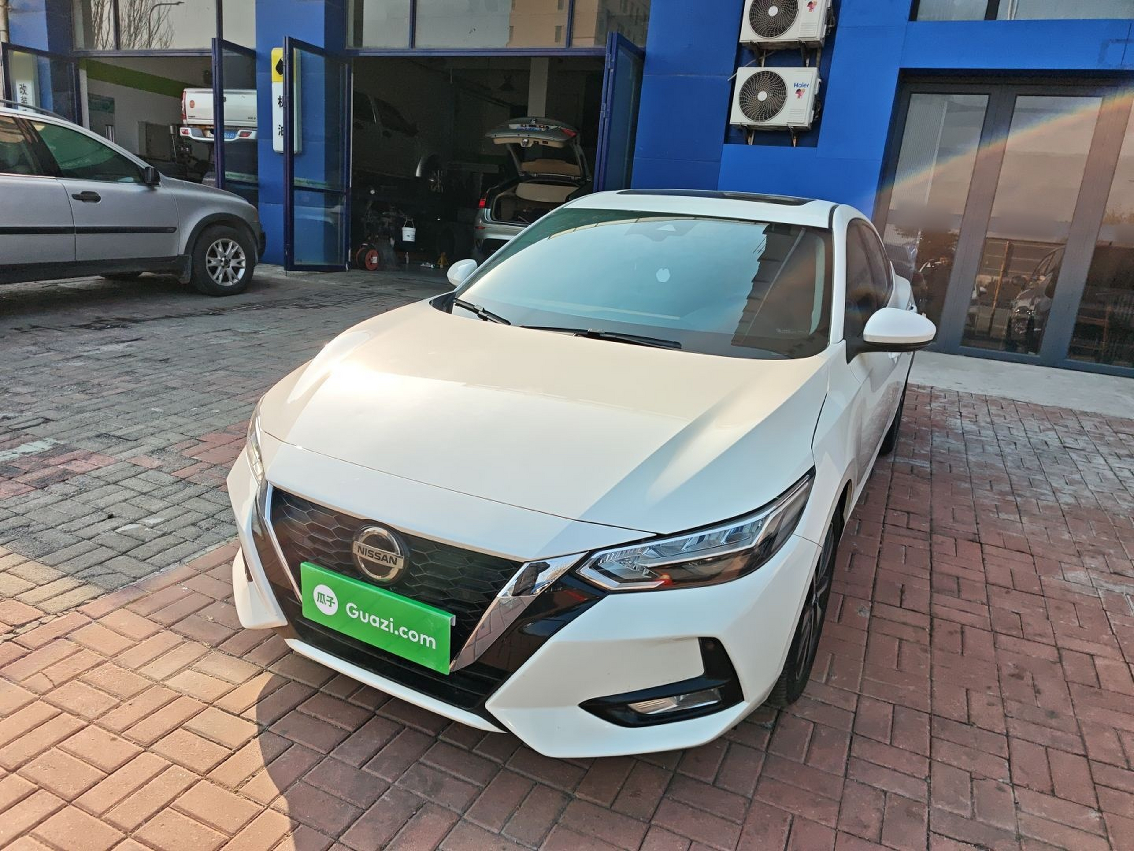 تحت مقدمة السيارة