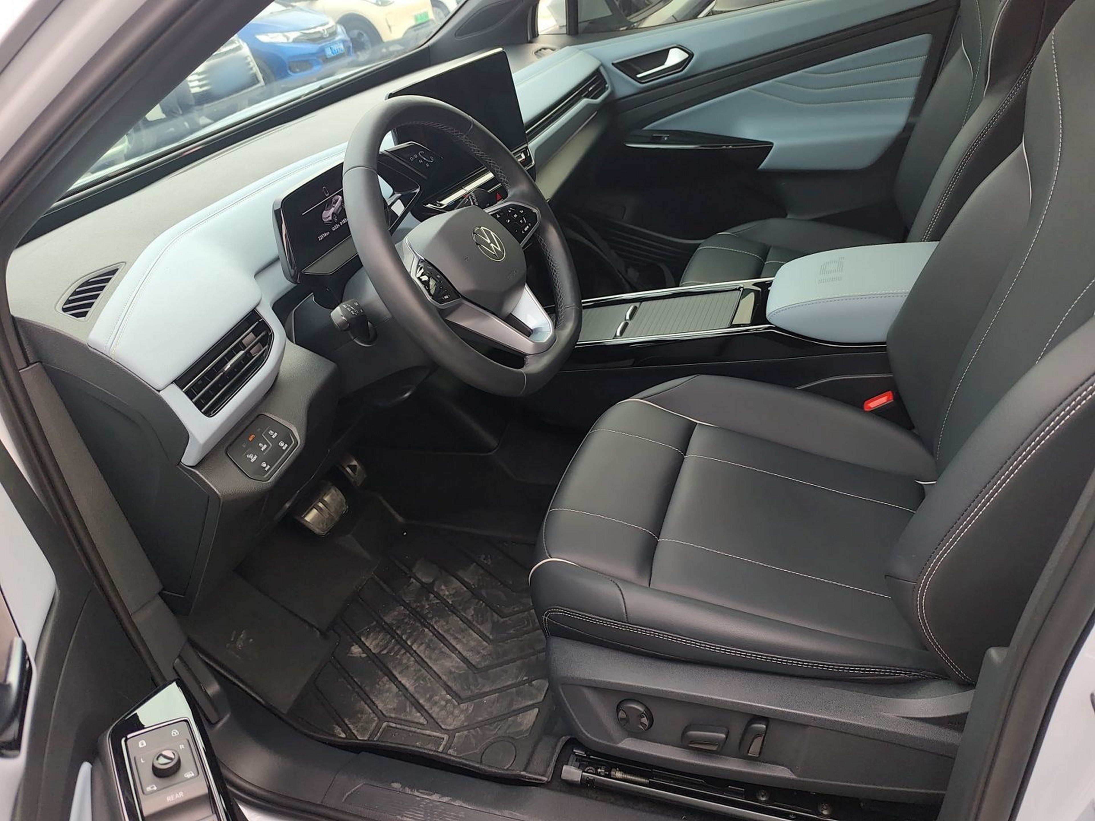 Переднее сиденье в автомобиле