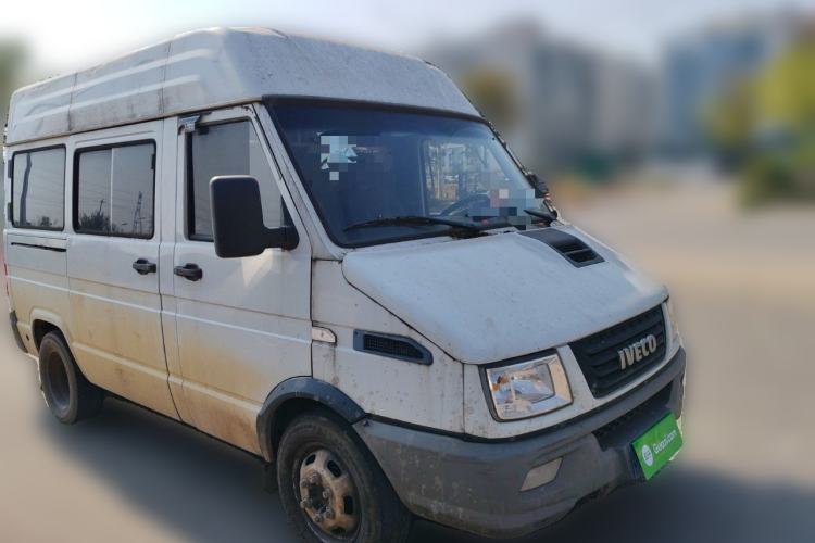 Used Iveco Daily 2021 2.5T A35 M1 Passenger Van 5-9 Seater Short Wheelbase Mid-Roof Design Dual Tires Side Sliding Door
