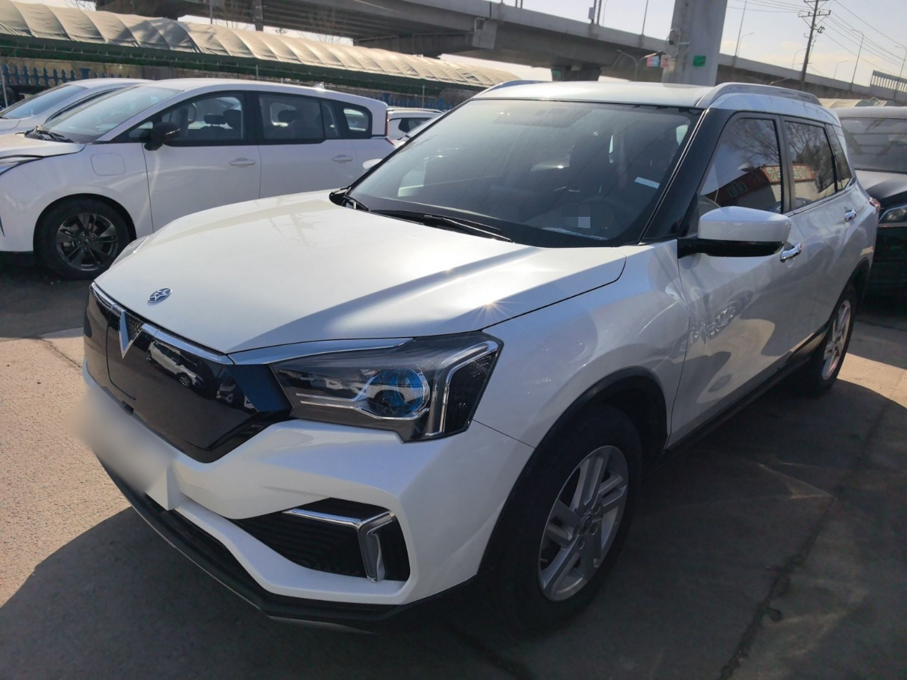 Под передней частью автомобиля