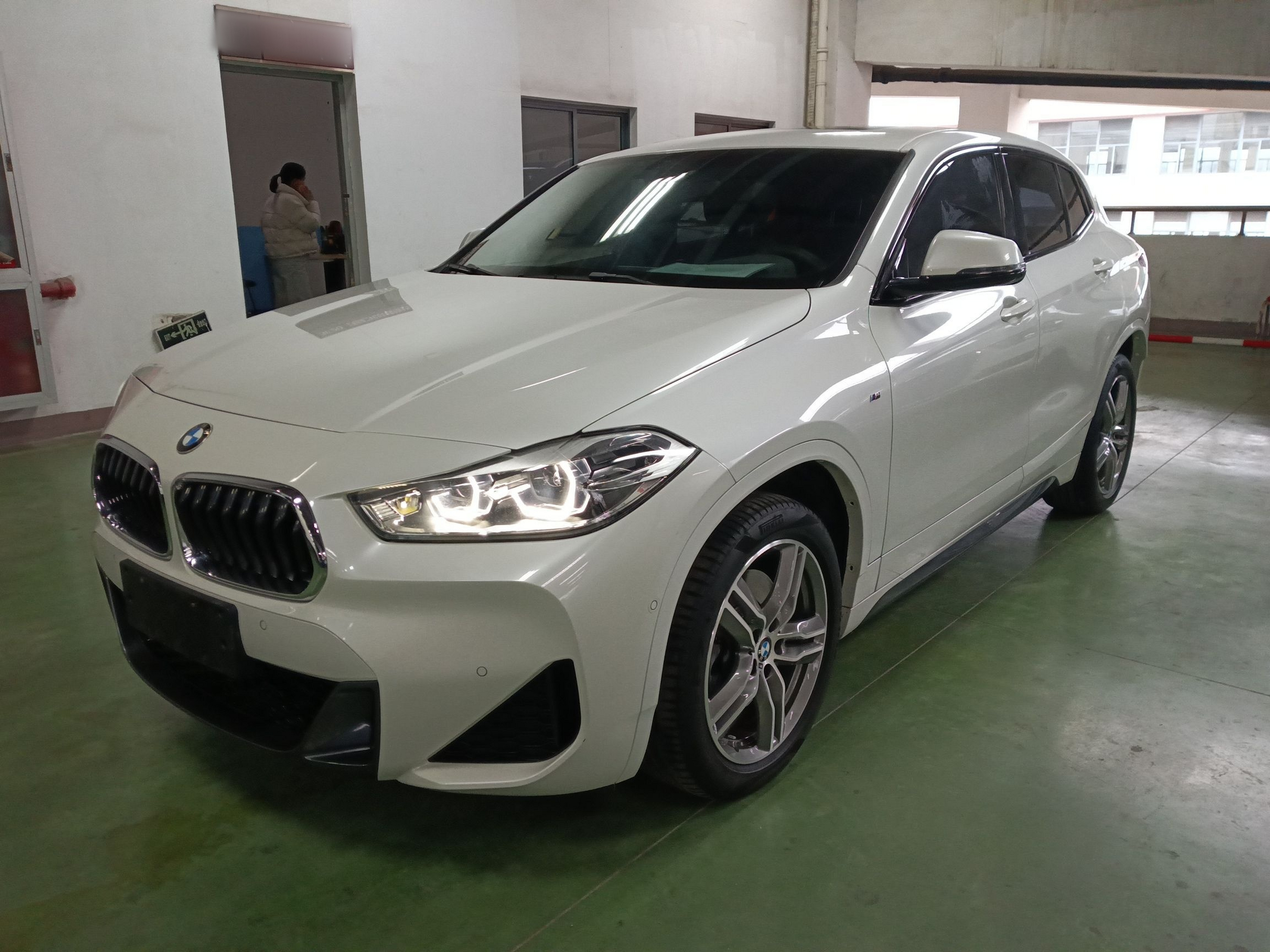 Под передней частью автомобиля