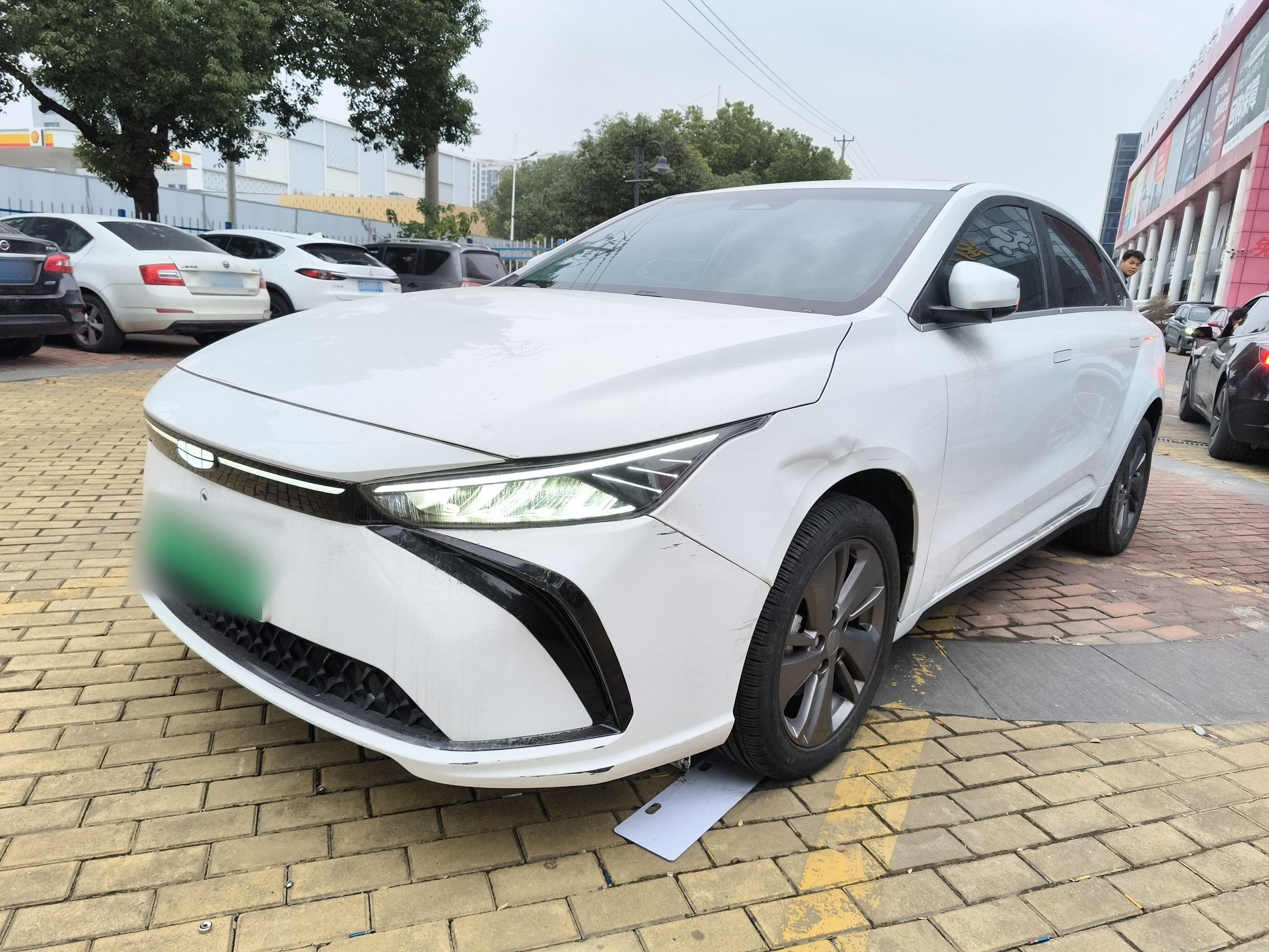 Под передней частью автомобиля