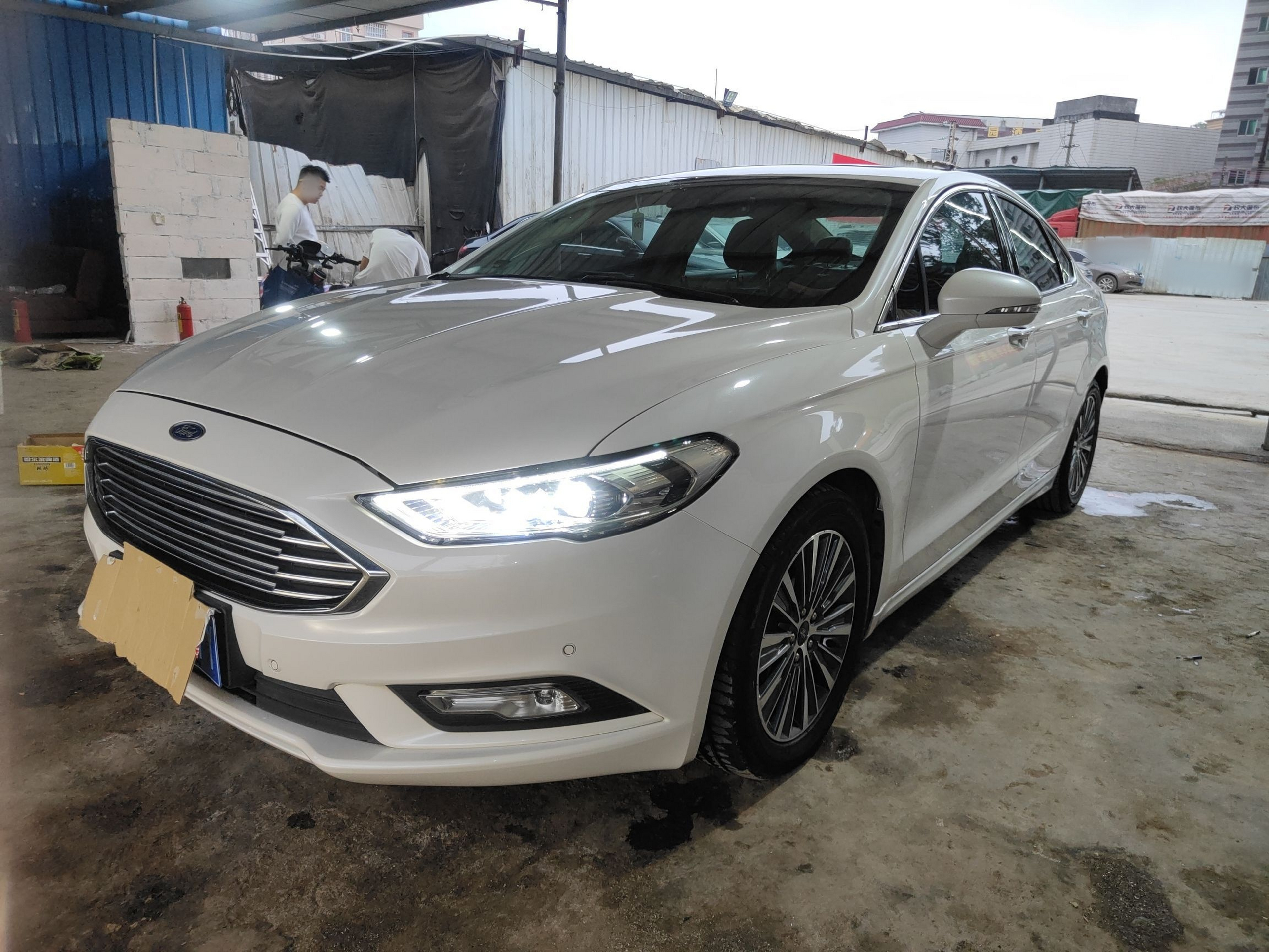 تحت مقدمة السيارة