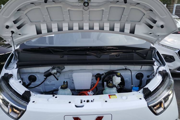 Used Wuling Yangguang 2024 300KM Comfort Version Passenger Van 75kW
