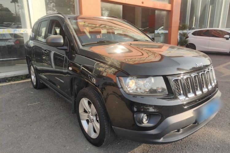 Used  Compass 2015 2.0L two-wheel drive sport version
