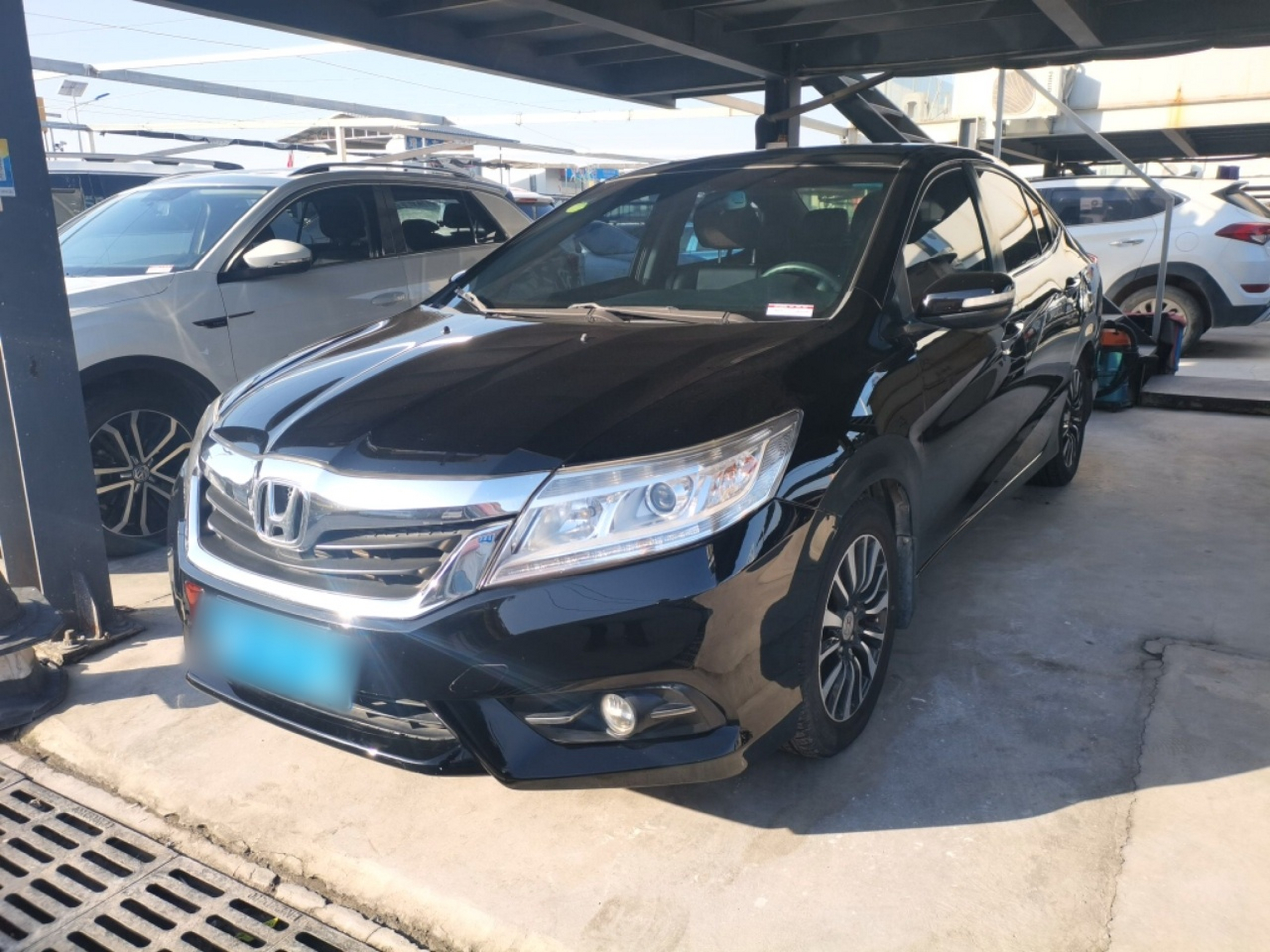 تحت مقدمة السيارة