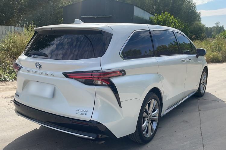 Used Toyota Sienna 2023 2.5L Hybrid Deluxe Edition
