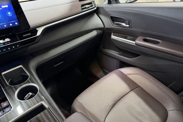 Used Toyota Sienna 2021 2.5L Hybrid Platinum Edition