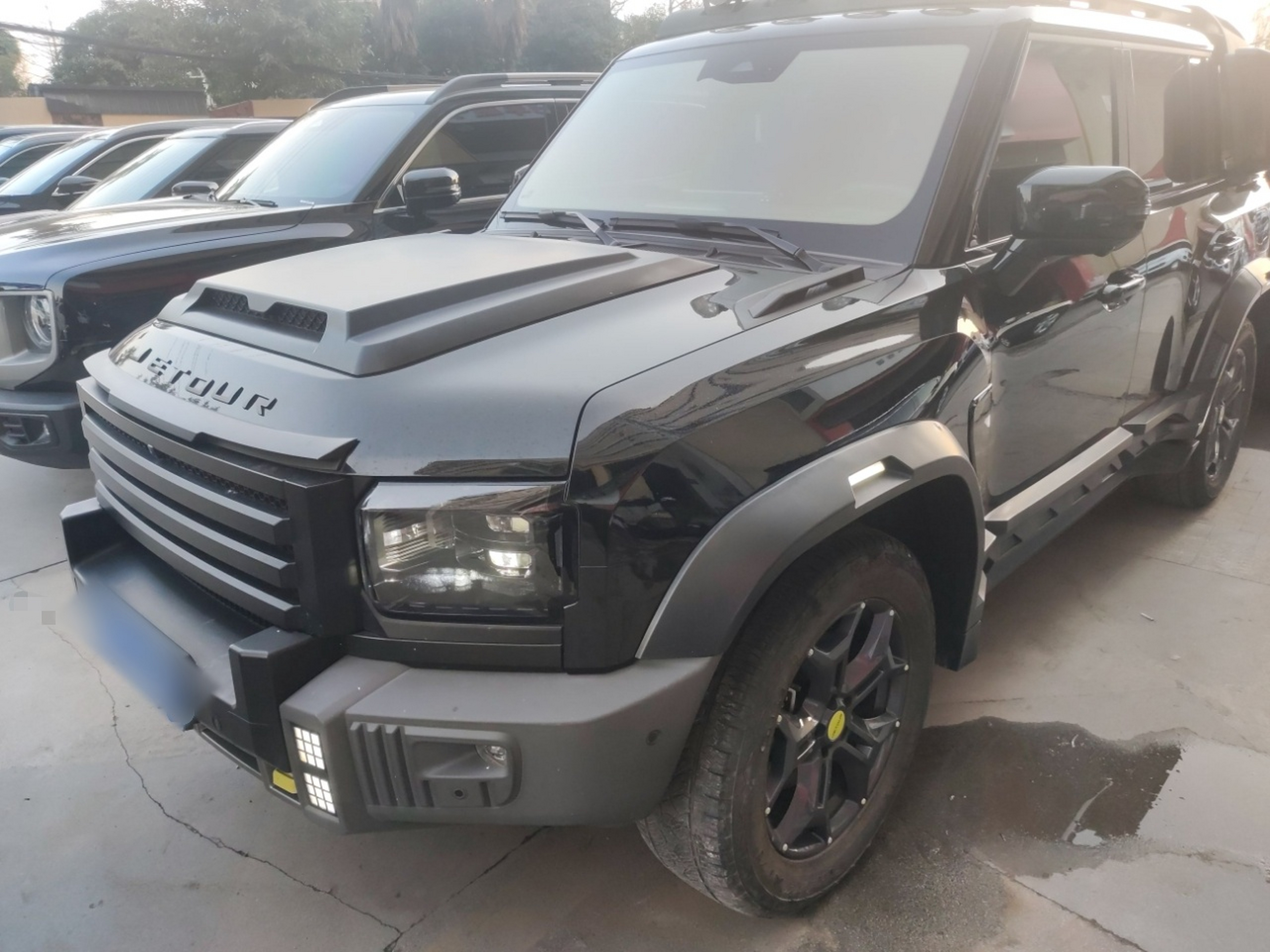 تحت مقدمة السيارة