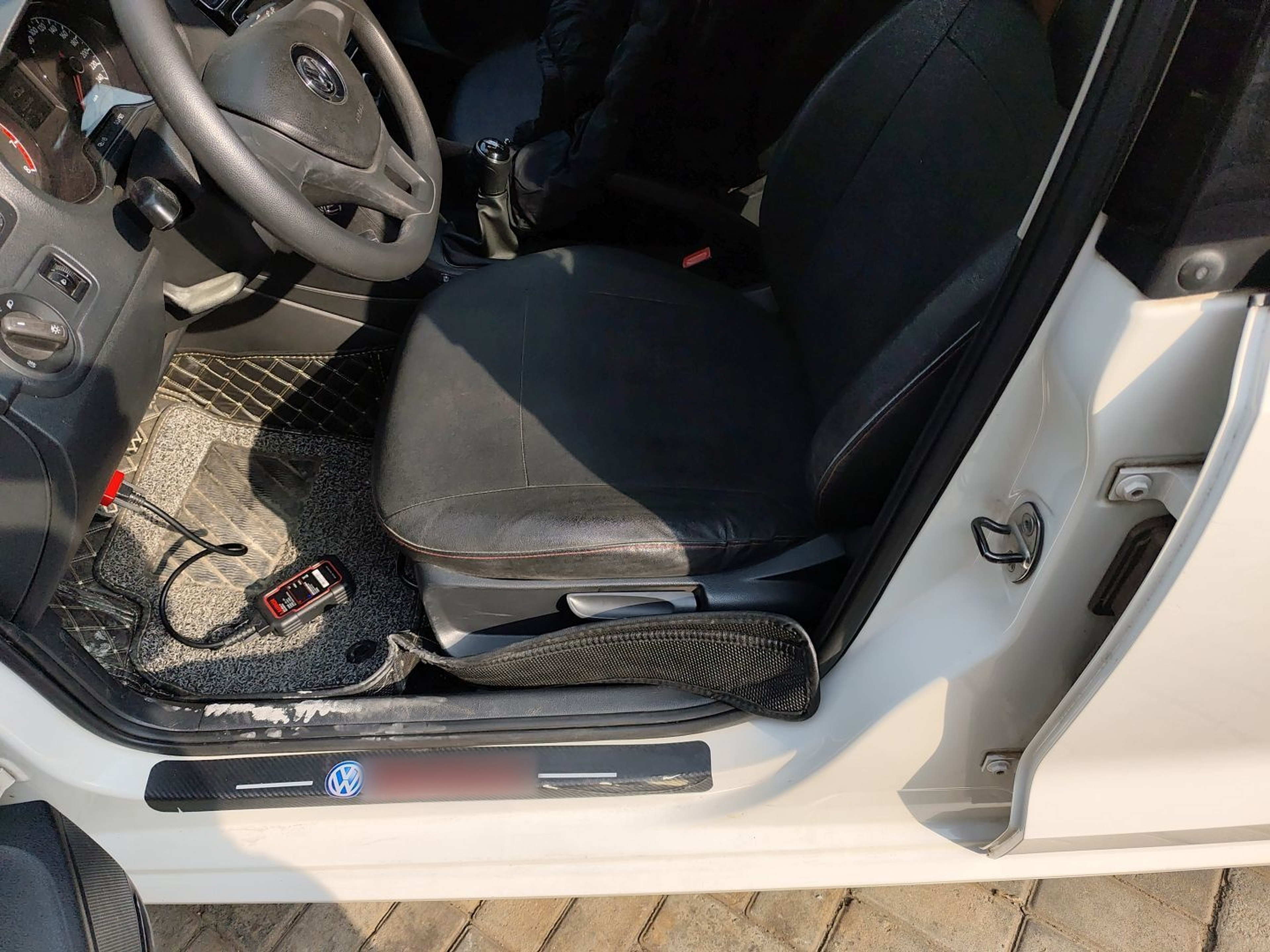 Переднее сиденье в автомобиле