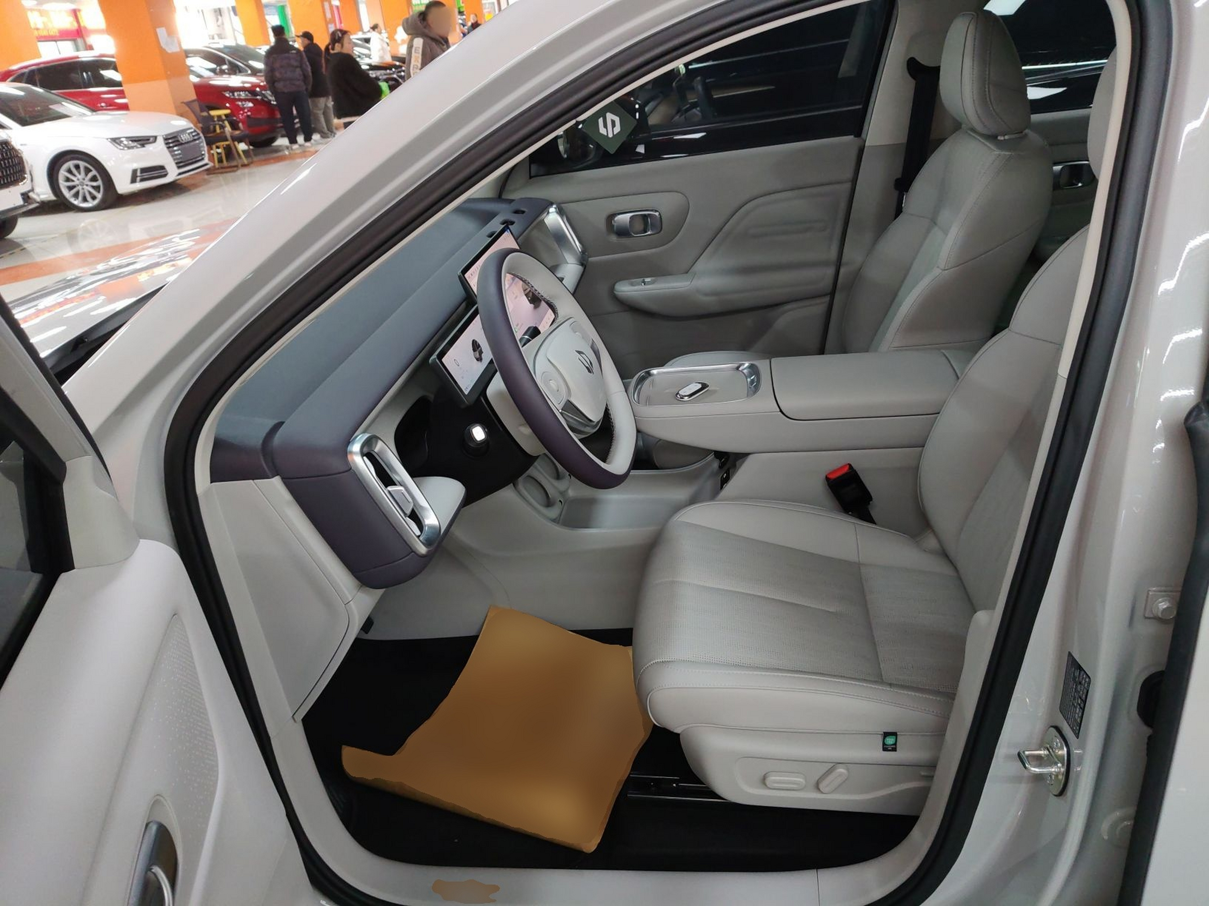 Переднее сиденье в автомобиле