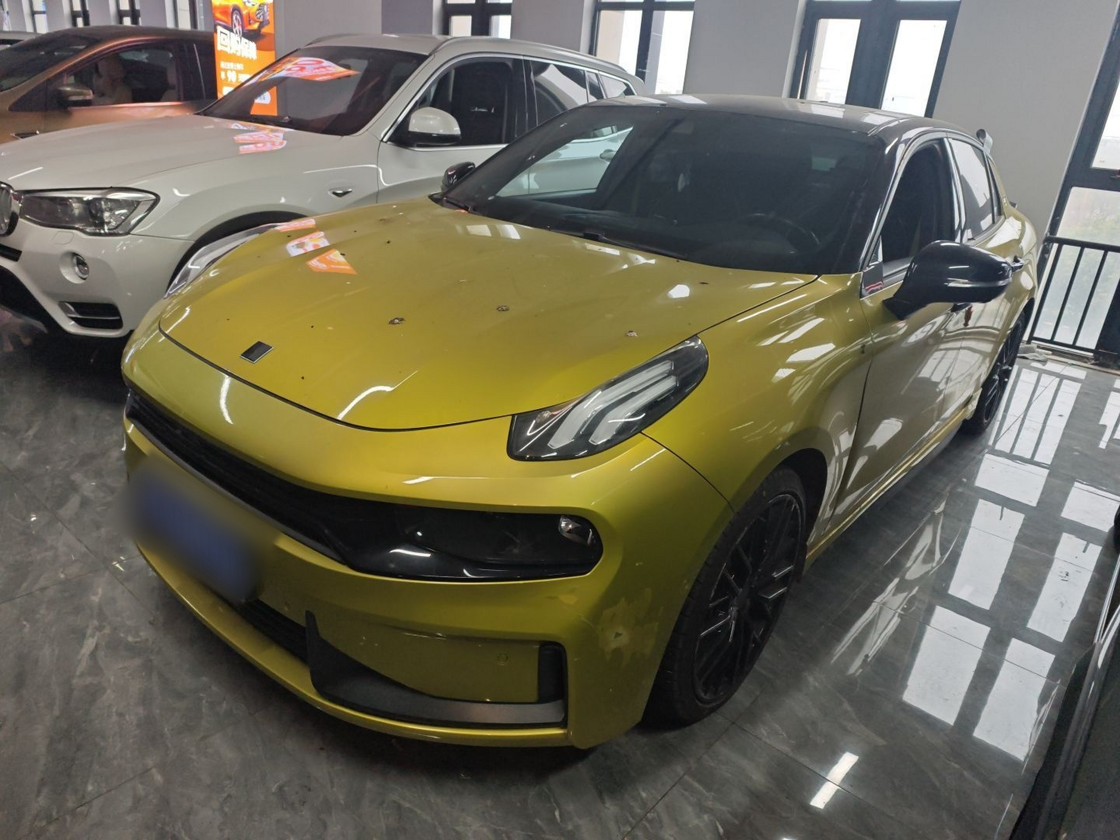 تحت مقدمة السيارة