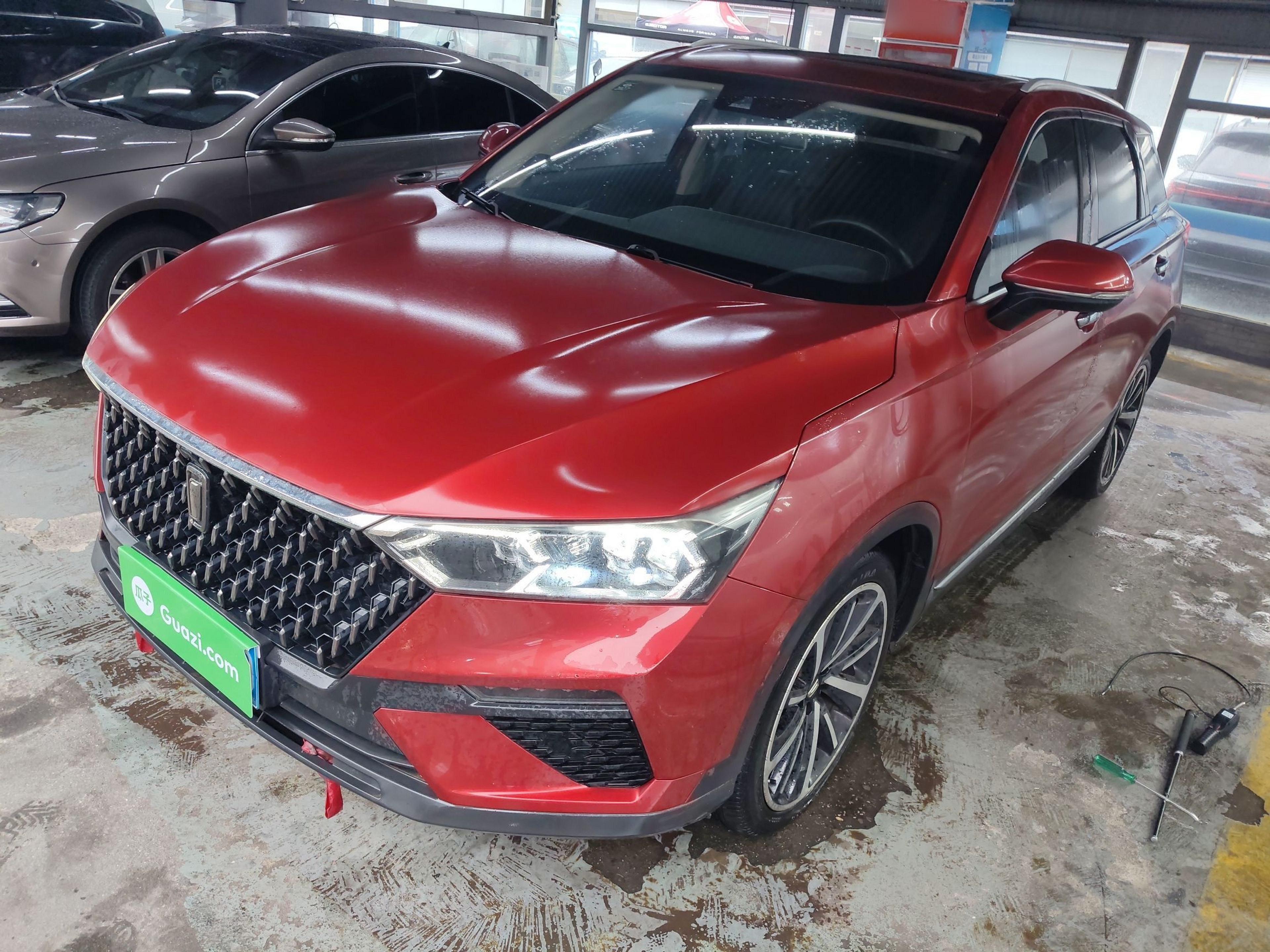 Под передней частью автомобиля