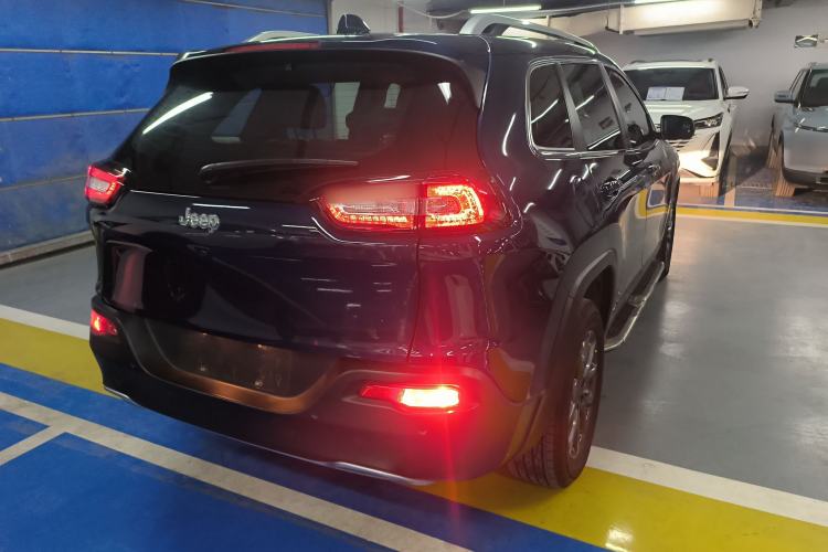 Used  Cherokee 2020 2.0L Two-Wheel Drive Classic Sports Edition