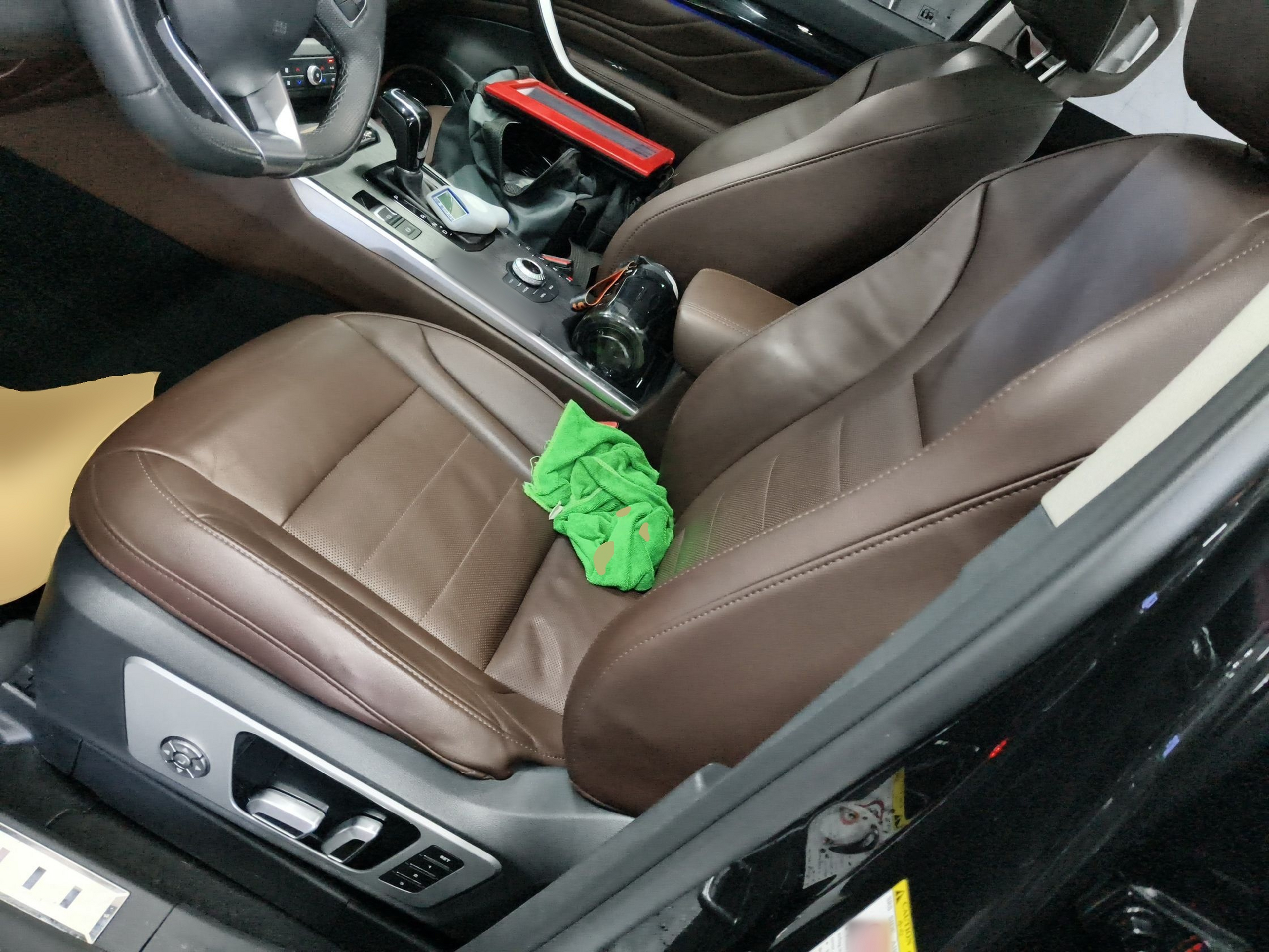 Переднее сиденье в автомобиле