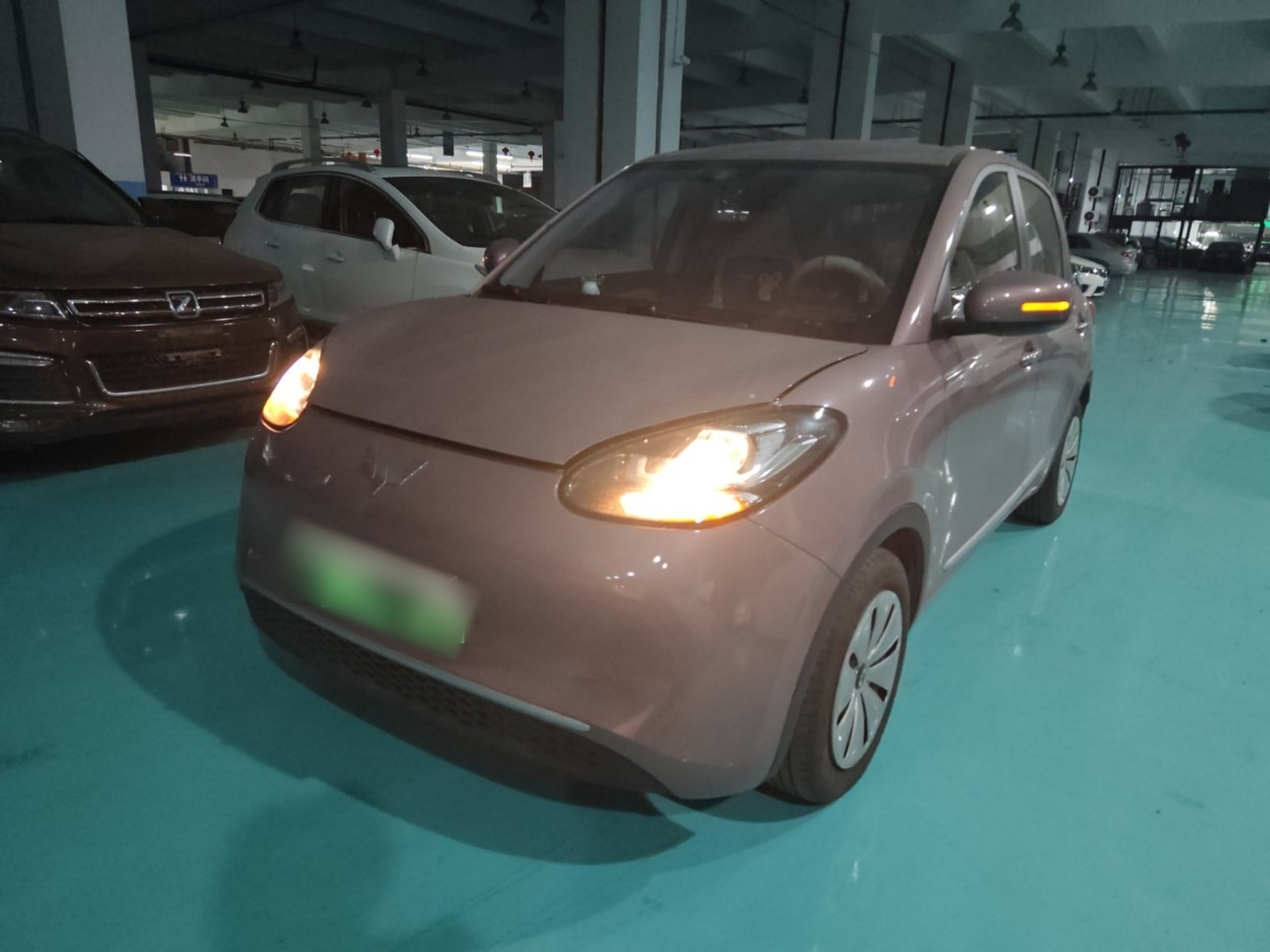 Под передней частью автомобиля