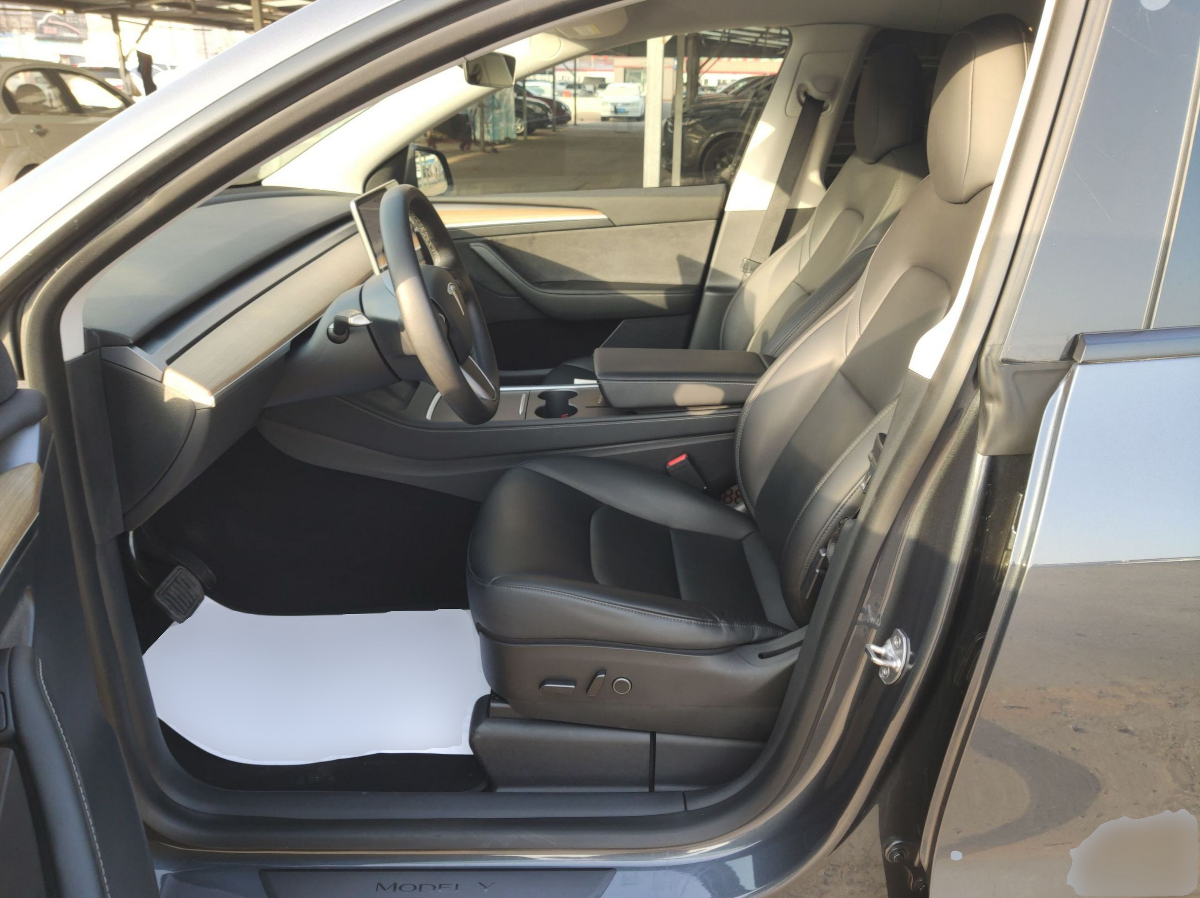 المقاعد الأمامية داخل السيارة