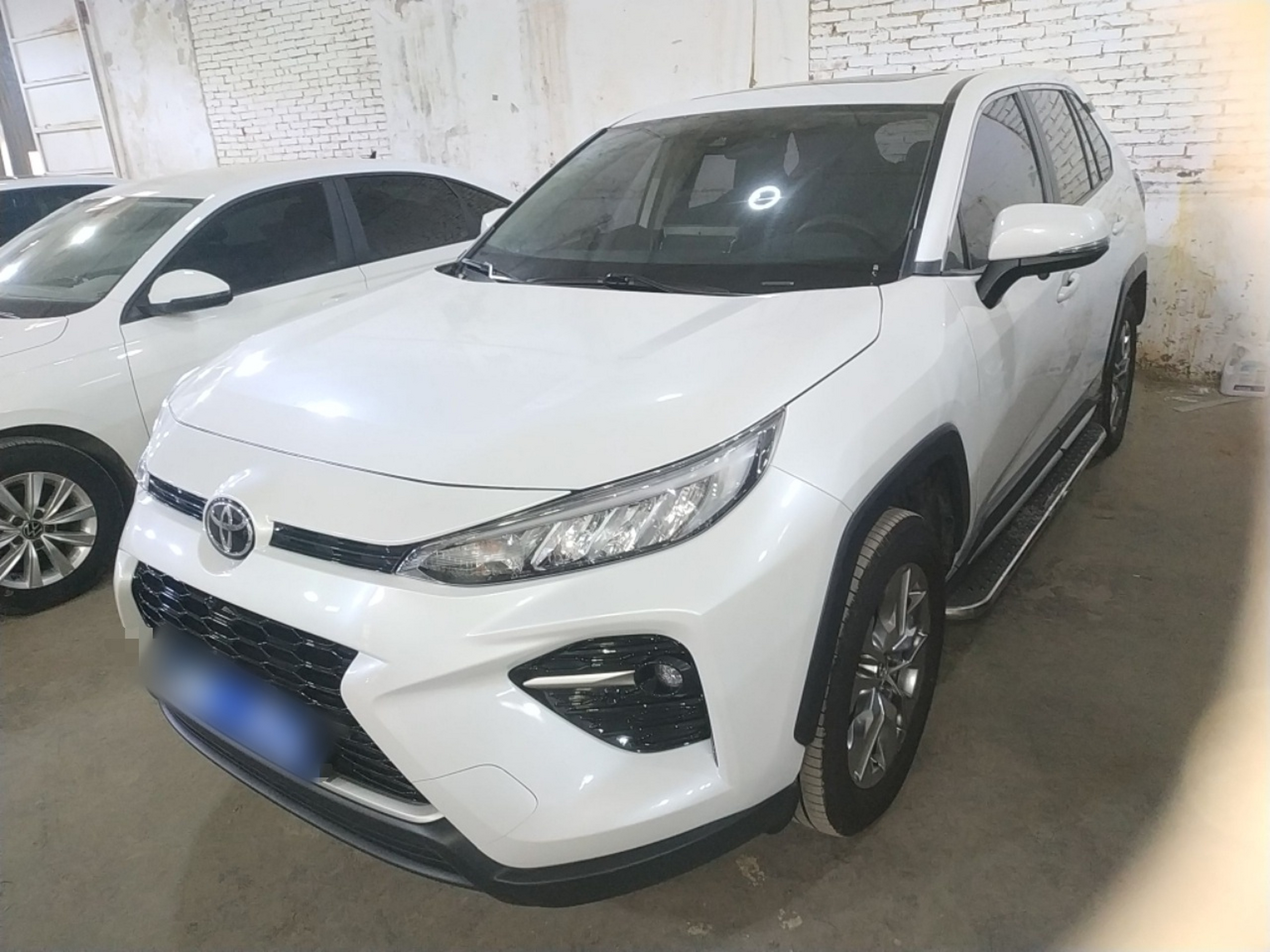 Под передней частью автомобиля