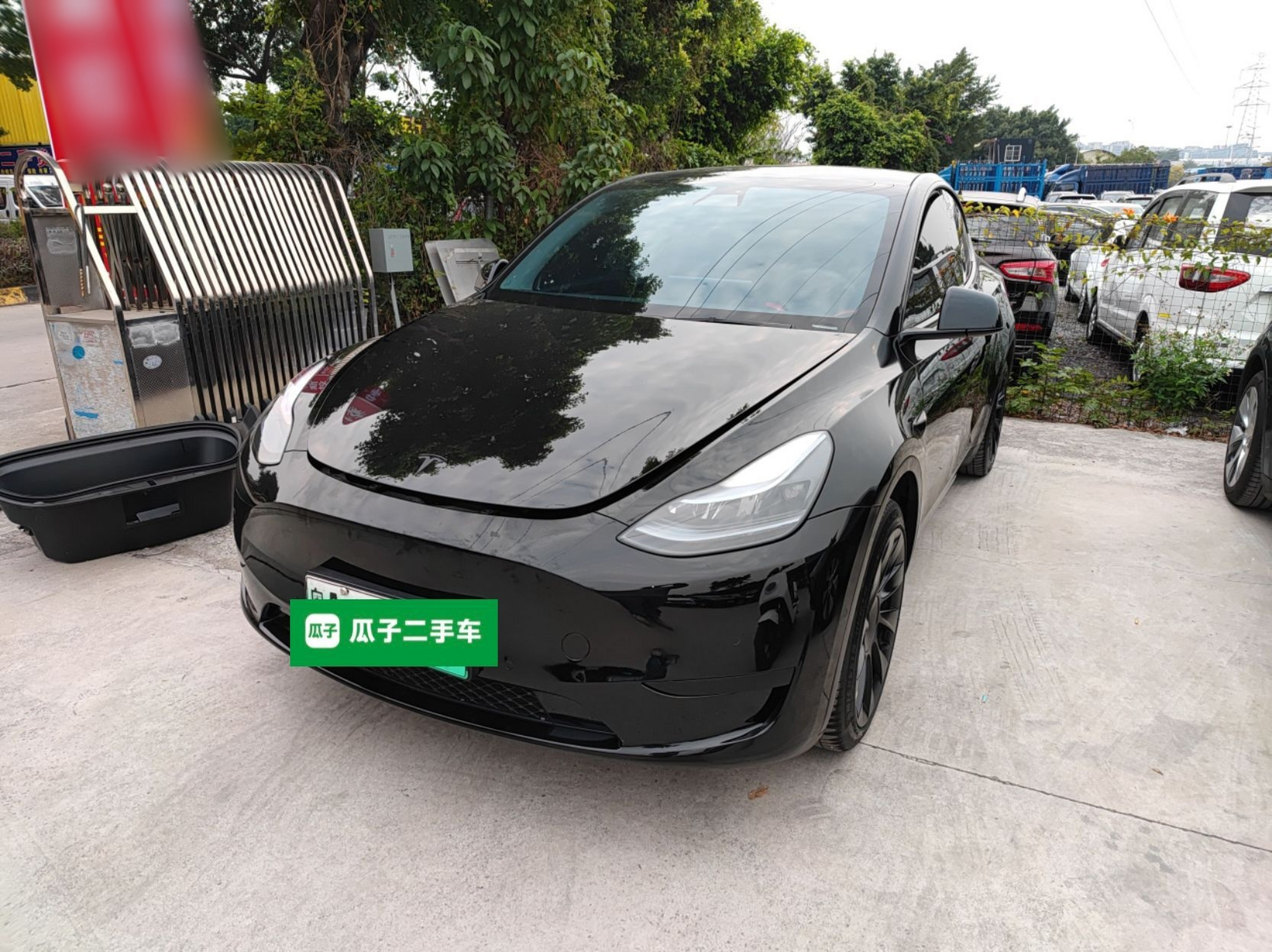 تحت مقدمة السيارة