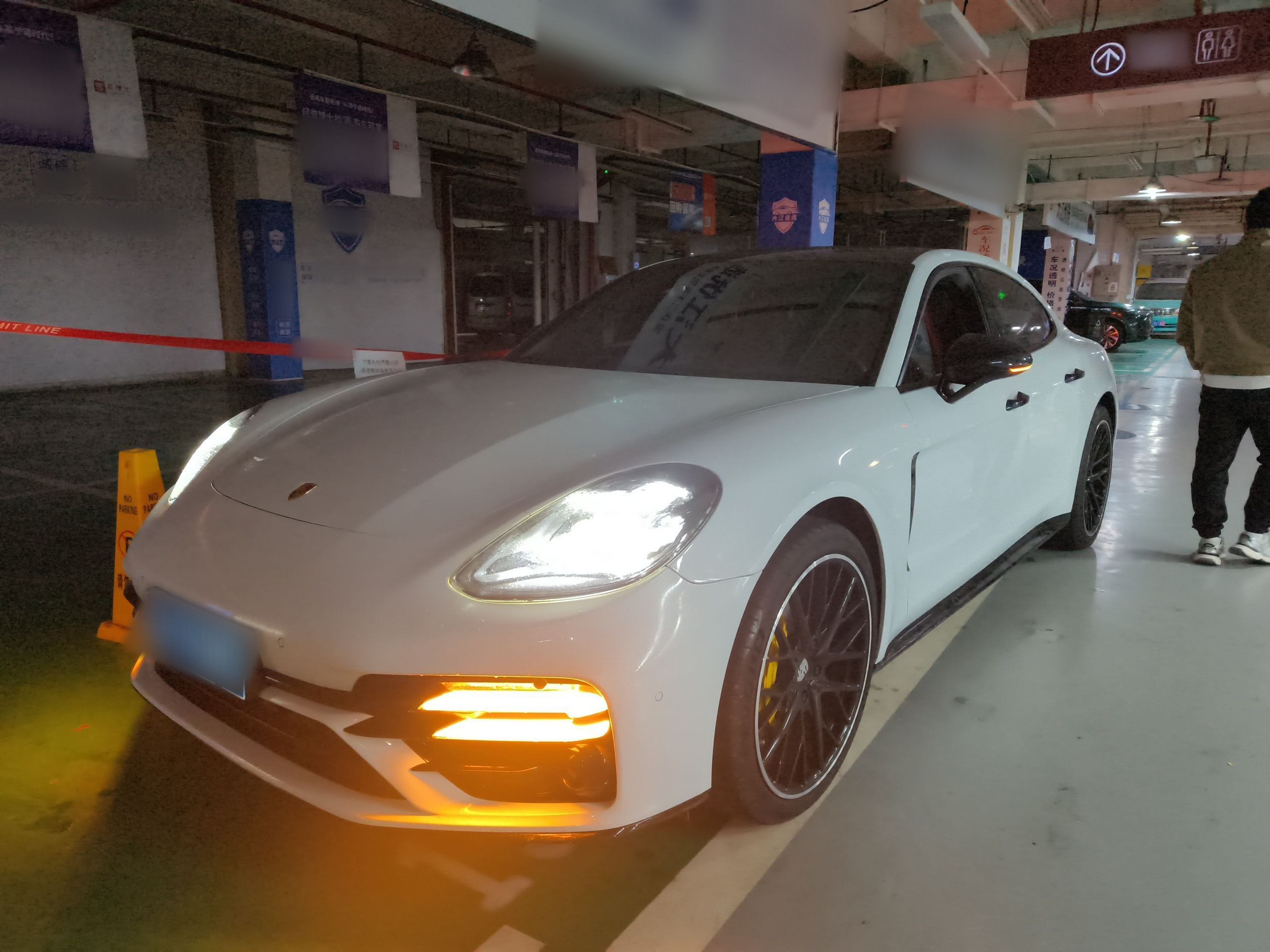 Под передней частью автомобиля