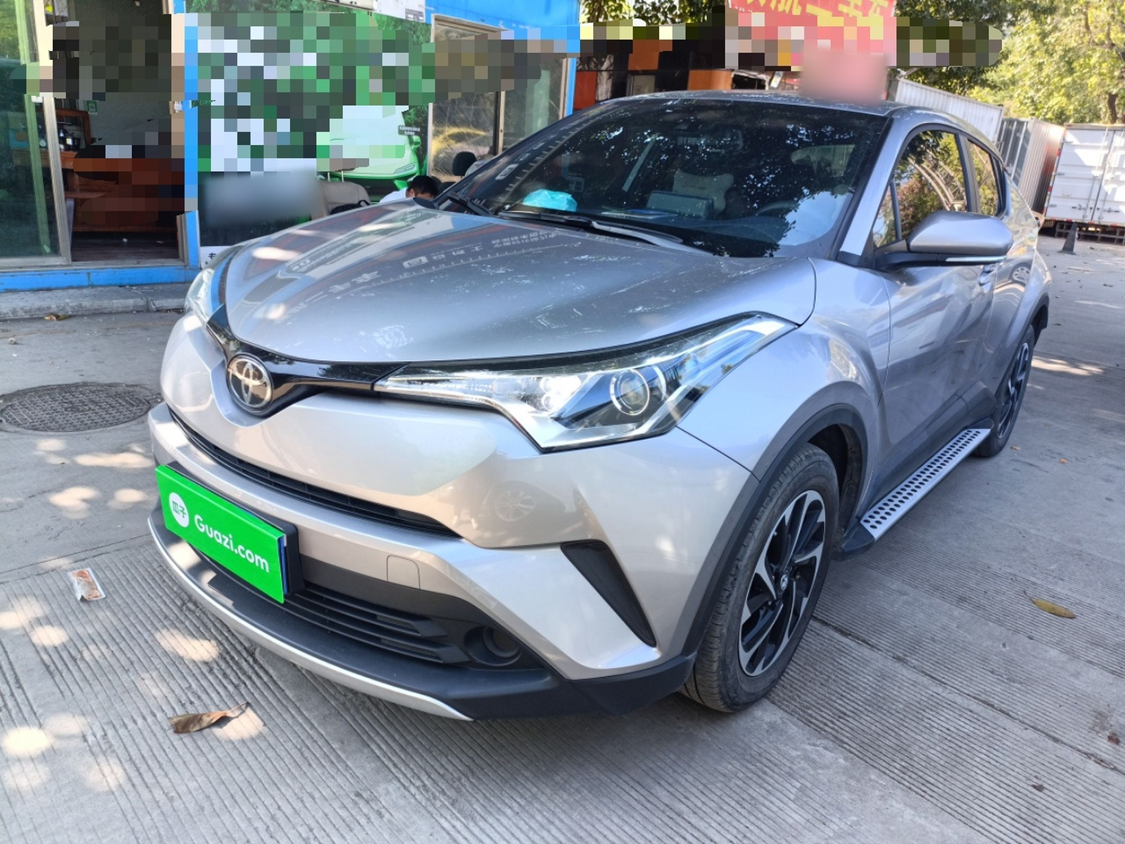 تحت مقدمة السيارة