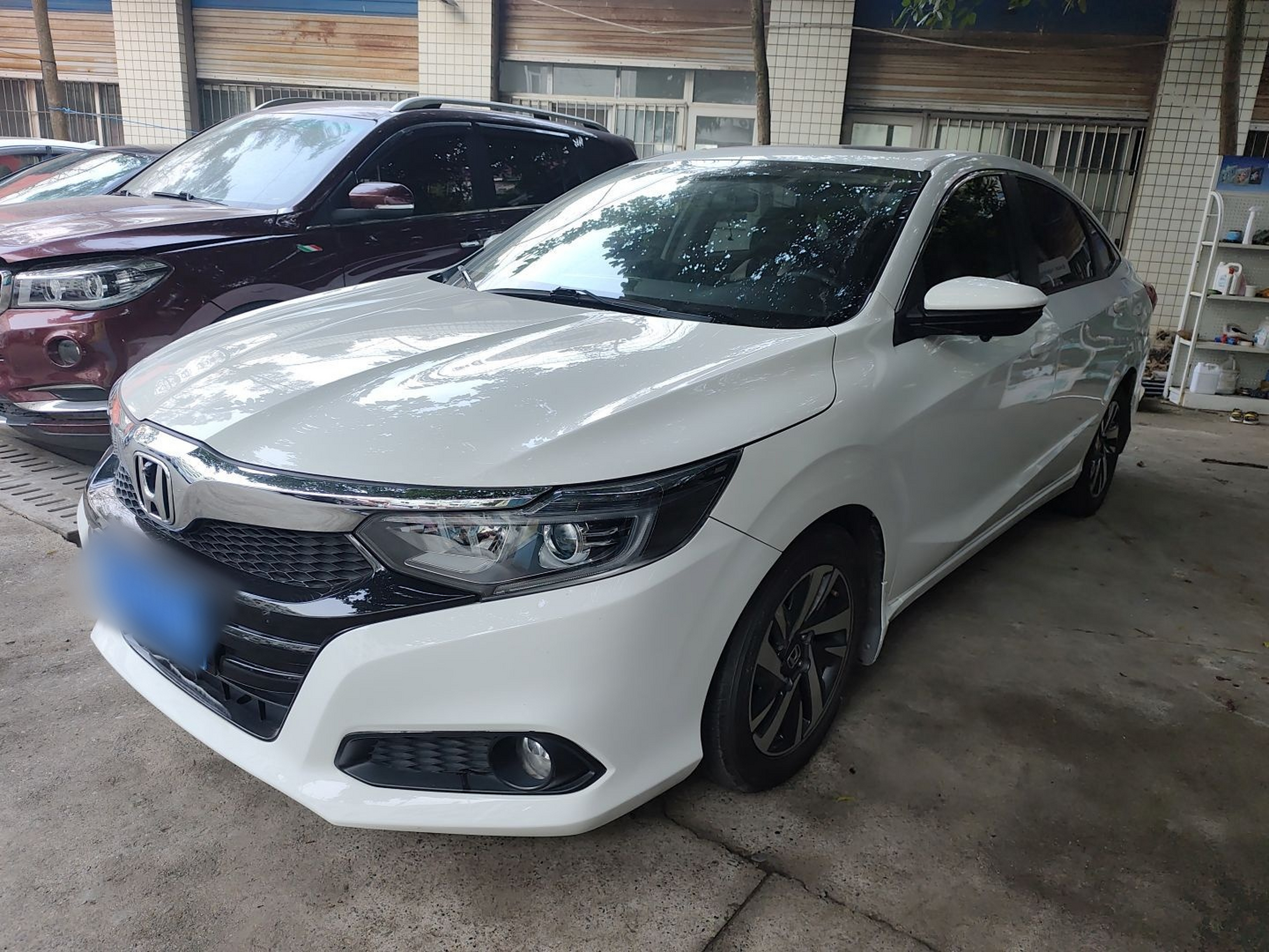 Под передней частью автомобиля