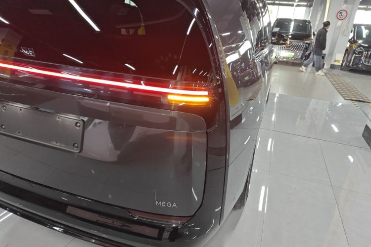 Used Li Auto MEGA 2024 Ultra Model

