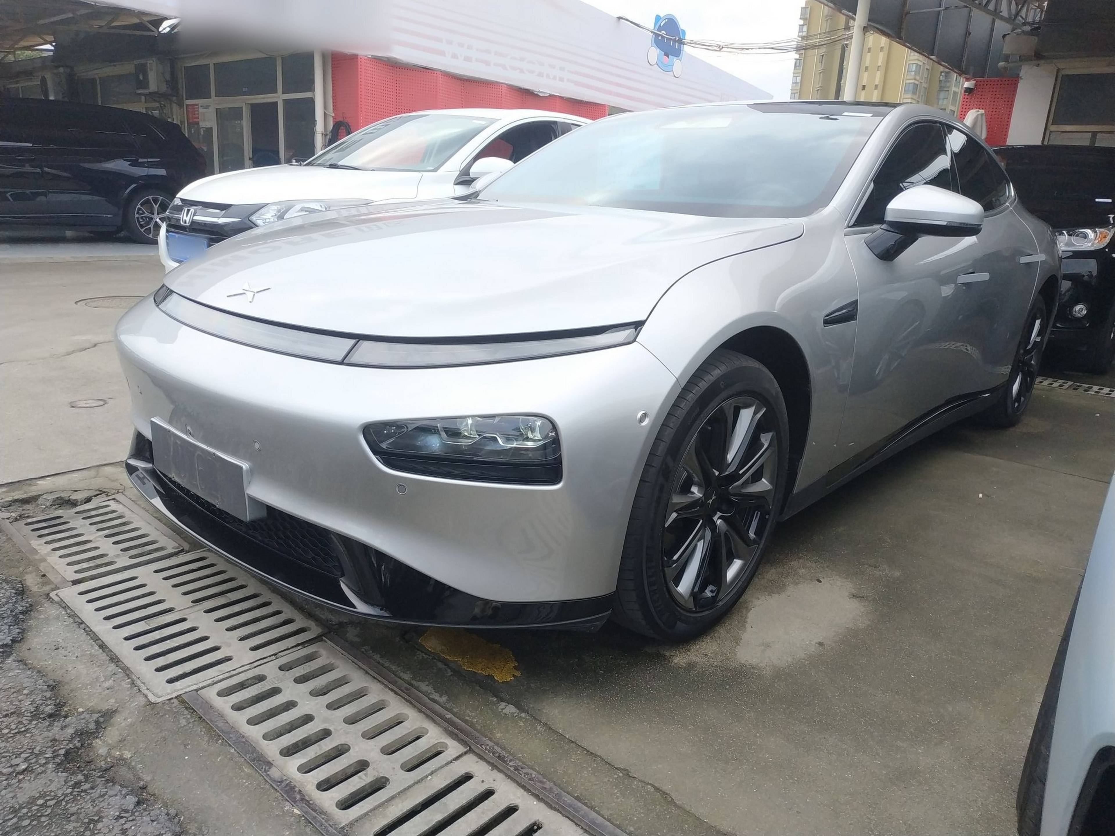 تحت مقدمة السيارة