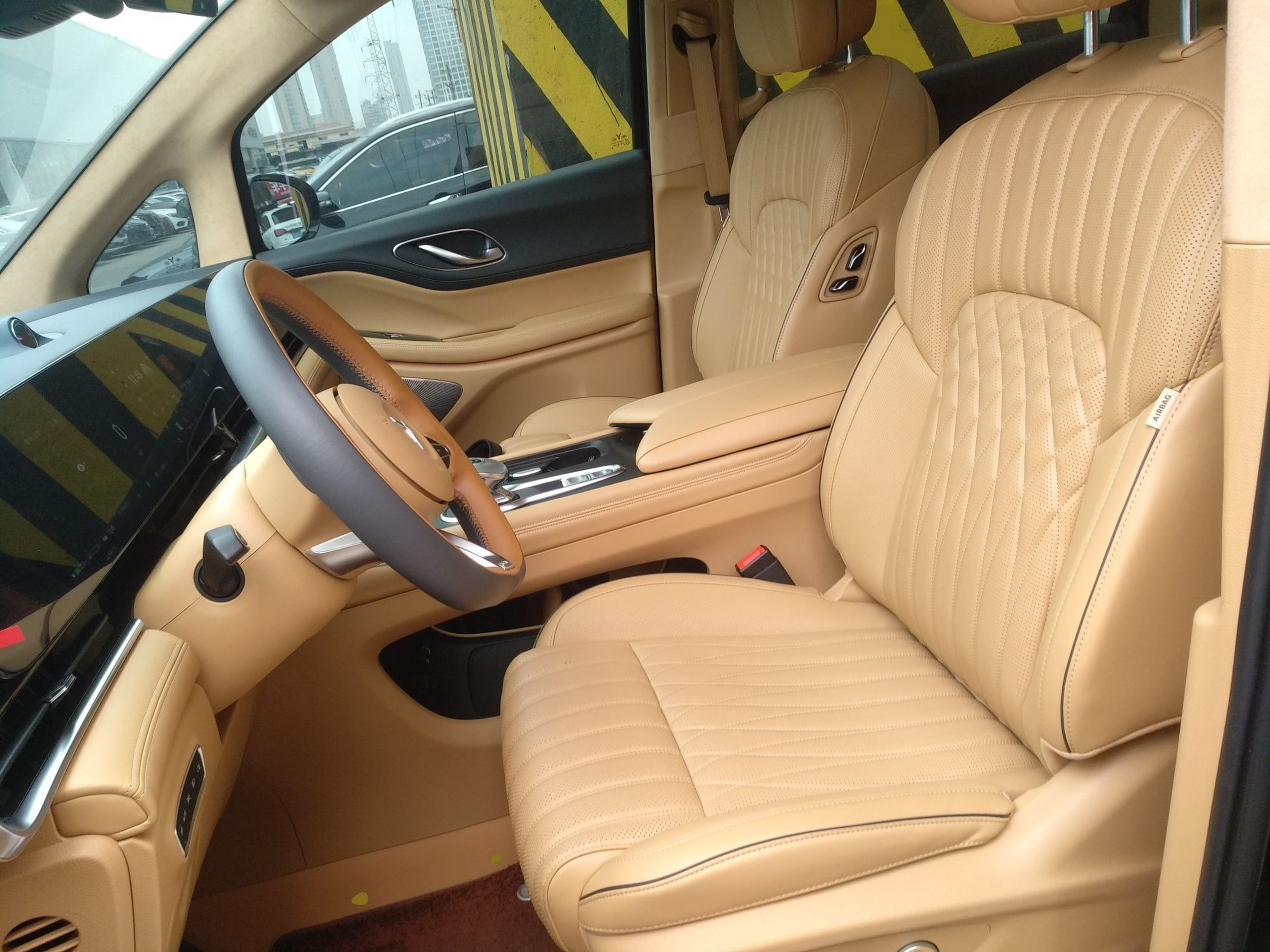 Переднее сиденье в автомобиле