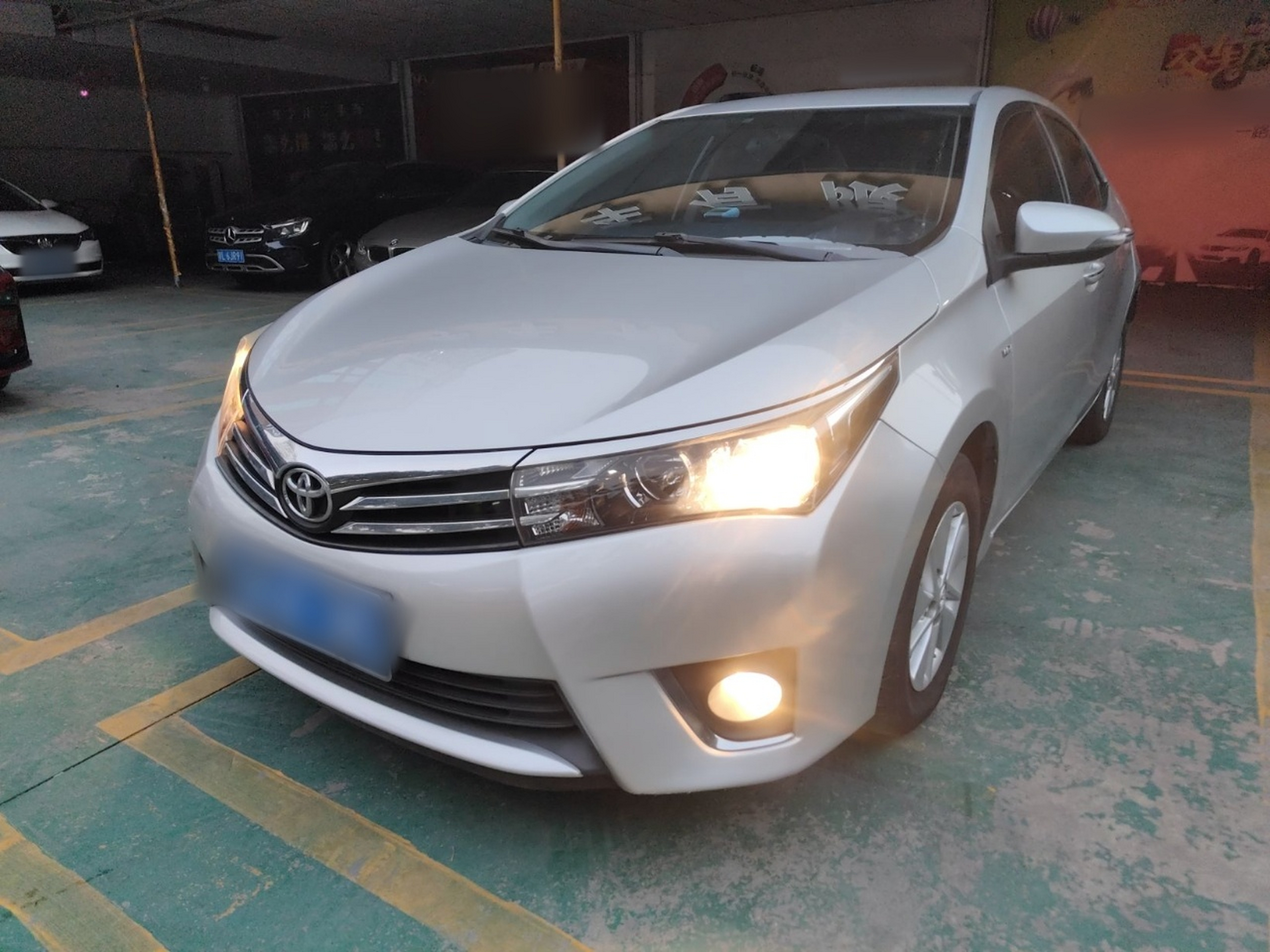 Под передней частью автомобиля