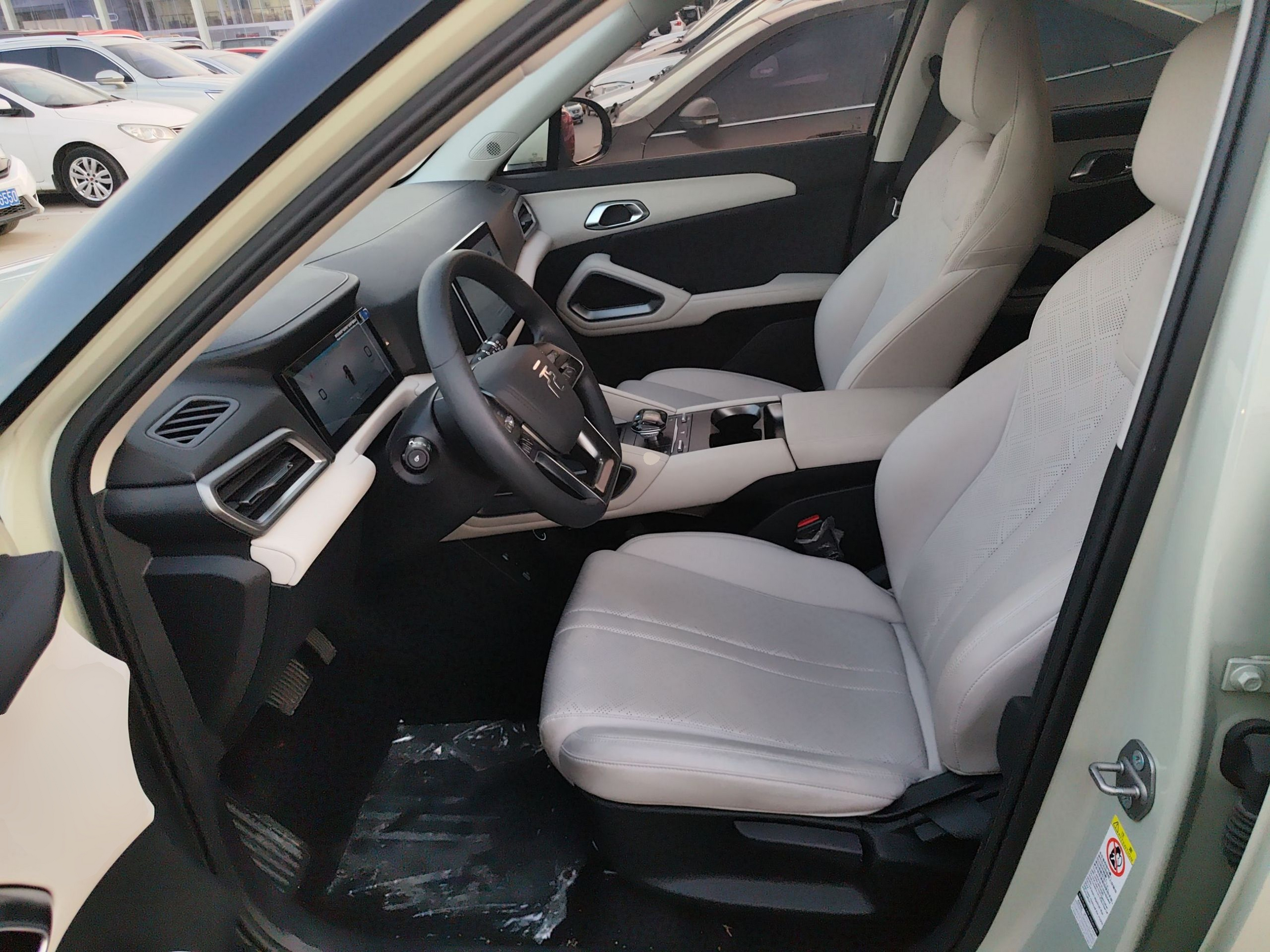 المقاعد الأمامية داخل السيارة