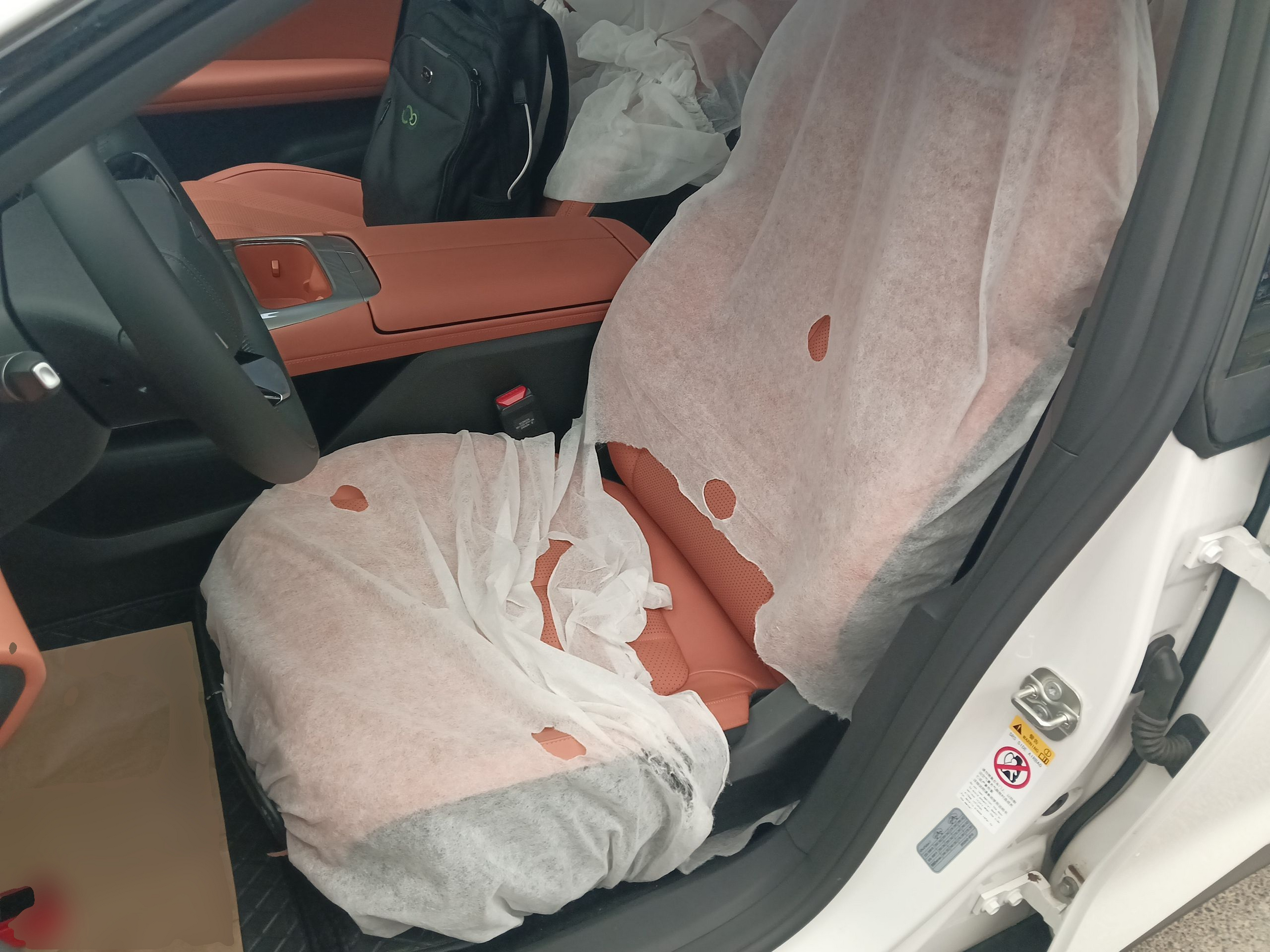 المقاعد الأمامية داخل السيارة